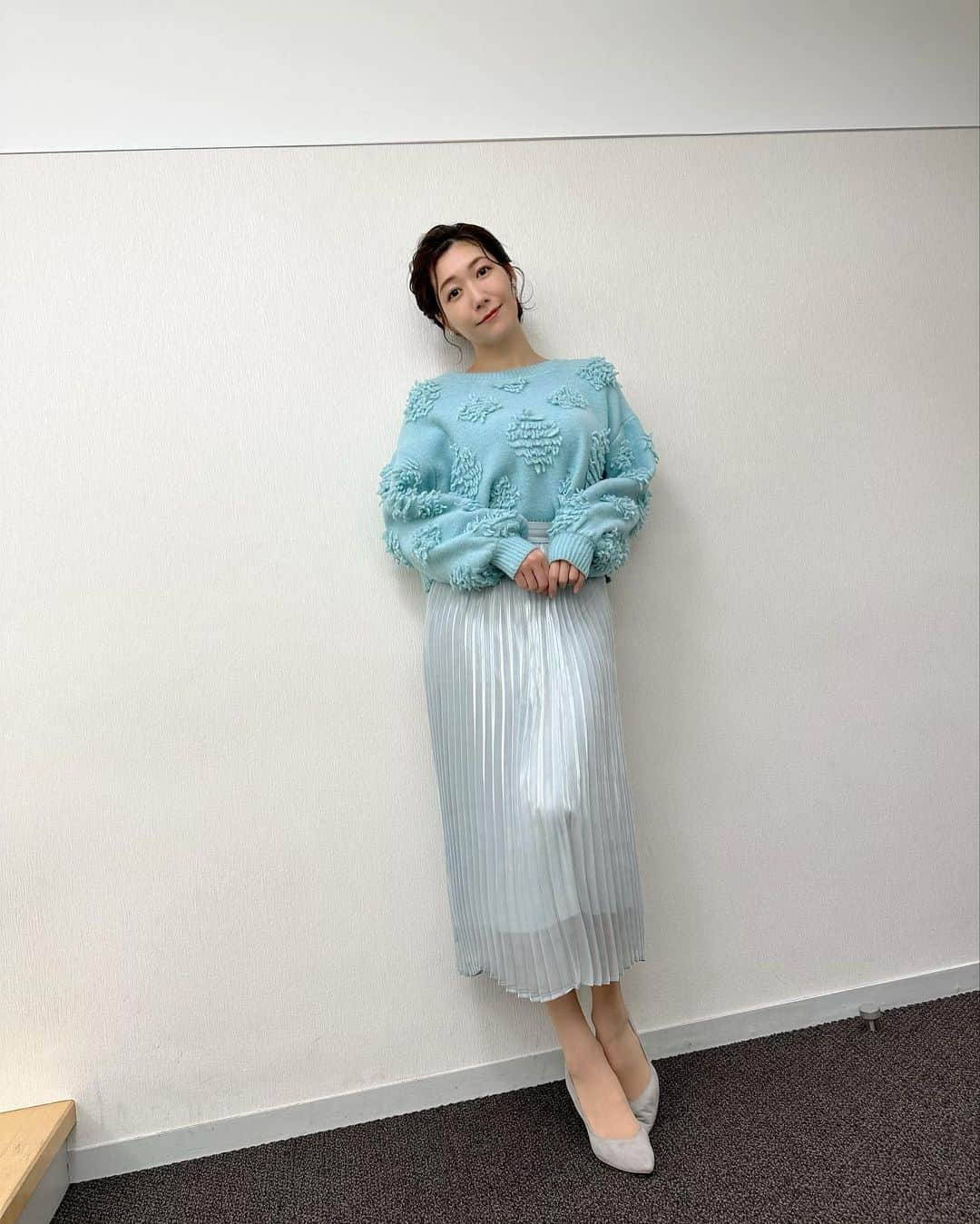 穂川果音さんのインスタグラム写真 - (穂川果音Instagram)「水曜アベプラ衣装です👗 今朝も冷え込みが強かったですねーー！ 寒気のピークは超えたもののまだ寒さは続くので暖かくしてお過ごしくださいね😊 衣装も厚手のニットにしてもらいました〜  ちなみに！衣装がアナ雪っぽいのでエルサ風のヘアスタイルです笑  knit→ @naturalcouture_official  #天気　#防災　#気象予報士　#衣装　#fashion #weather #穂川果音　#寒い日コーデ　#ニットコーデ　#170cmコーデ　#fashion #cordinate #weather #weatherforecast」1月26日 13時58分 - hokawakanonn