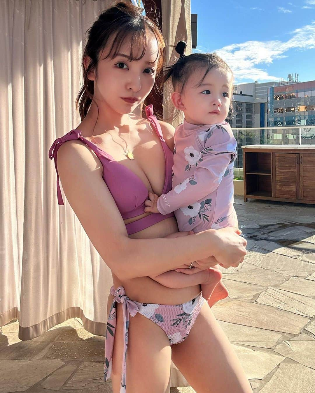 板野友美さんのインスタグラム写真 - (板野友美Instagram)「水着を着たかった  理由のひとつ👙 👶🏻とオソロっちなのです💓 娘がサイズアウトしちゃう前に、一度絶対着たかった！！！☁*°  なので急ぎのダイエットに🫶🏻💕」1月26日 15時12分 - tomo.i_0703