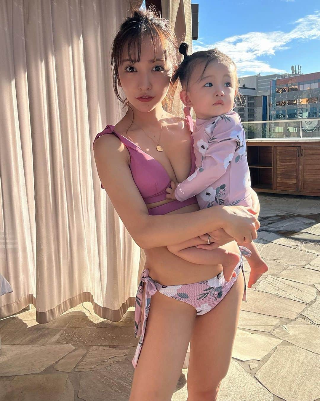 板野友美さんのインスタグラム写真 - (板野友美Instagram)「水着を着たかった  理由のひとつ👙 👶🏻とオソロっちなのです💓 娘がサイズアウトしちゃう前に、一度絶対着たかった！！！☁*°  なので急ぎのダイエットに🫶🏻💕」1月26日 15時12分 - tomo.i_0703