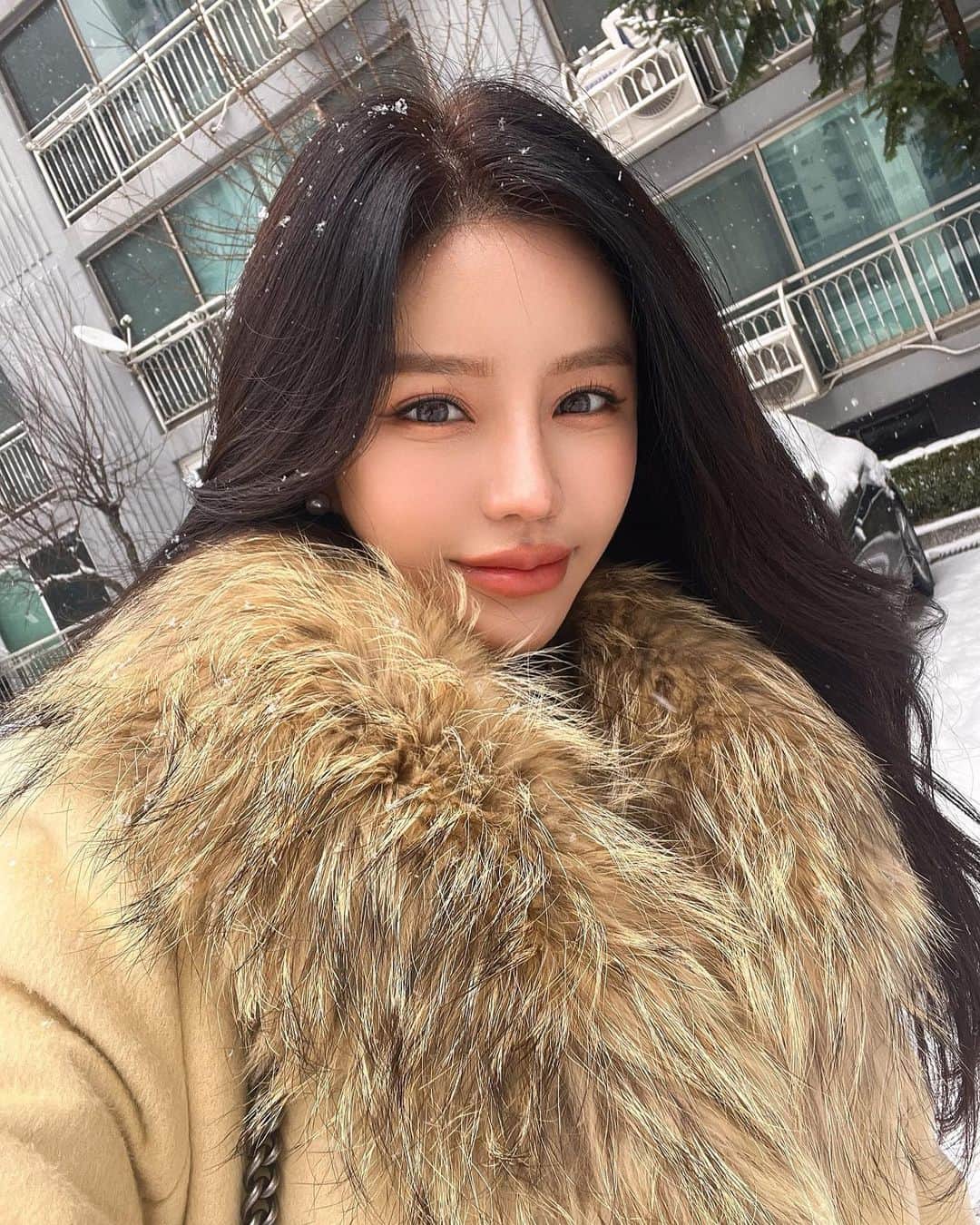 Son Ju Heeさんのインスタグラム写真 - (Son Ju HeeInstagram)「. 온도차이 극과극!  예쁜데 너무너무 추워요☃️ 따시게 입구 눈길 조심하기 :)  #눈이펑펑 #겨울생인데겨울이너무힘들어요 #얼른따뜻한봄이왔으면」1月26日 15時38分 - juhee__ss