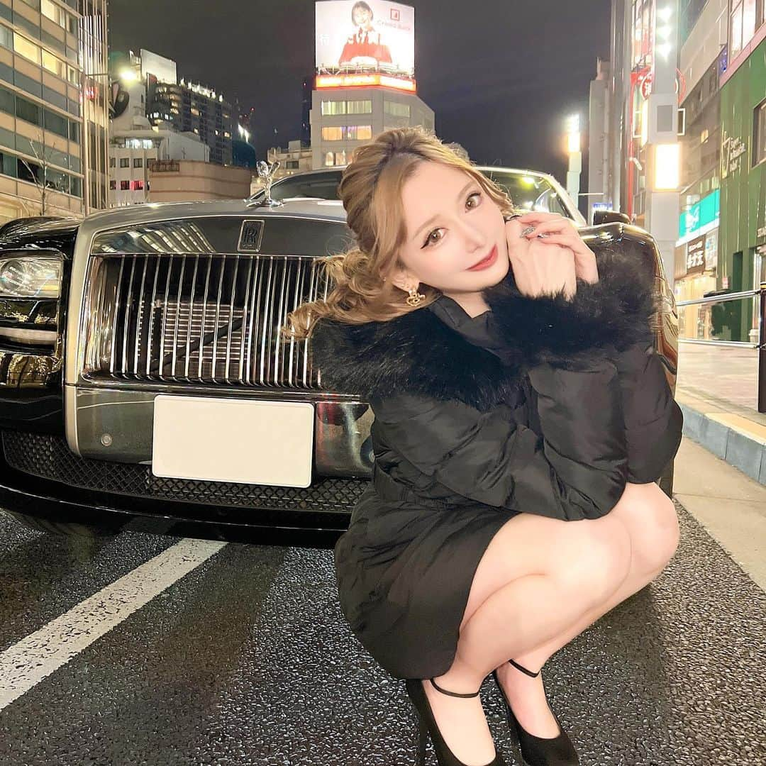 ゆうめろさんのインスタグラム写真 - (ゆうめろInstagram)「この日はTikTok撮影したよ🦋 TikTok ゆうめろ で検索してね🫶❣️ 去年フォロワーが20万人超えて嬉しかった😚 今年は、30万人目標で頑張ります👍🏻 ̖́-‬ ・ #キャバ嬢 #ラウンジ嬢 #女子大生 #大学生コーデ  #ロールスロイス #rollsroyce #六本木」1月26日 20時00分 - yk.o0