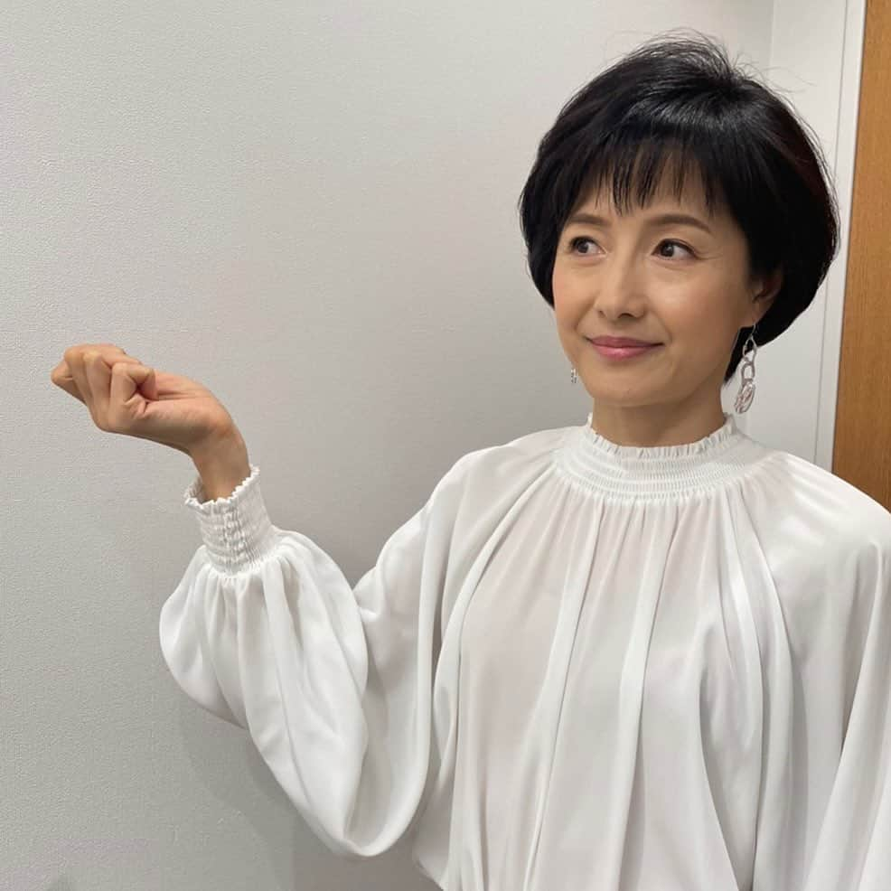 水野真紀さんのインスタグラム写真 - (水野真紀Instagram)「郷愁に駆られました。  昨日放送『魔法のレストラン』（MBS毎日放送 水曜 19時〜）着用衣装です。  	 ヘアメイクさんのアレンジに懐かしさを感じたのはこの油絵のせいね。 美容院に初めて行ったのは中学生の時。"こだわりのヘアスタイル"にしたくて、一生懸命説明したのだけど、結局この"アタマ"に😅 40年後ならバッチリ似合ったのにね🤪  ◎白ブラウス (GEOGRAPHY豊中緑ヶ丘店) ◎グレー×グリーンラインチェックスカート (FLEUR DE LIS) ◎シルバーフープチェーンピアス (usapi) * 黒ショートブーツ (スタイリスト私物) 衣装協力 ■GEOGRAPHY 豊中緑ヶ丘店 大阪府豊中市少路1-6-10 TEL：06-6843-3045 URL：https://www.geography.co.jp/ facebook：https://www.facebook.com/jeansgeotoyonaka ■FLEUR DE LIS 大阪市北区梅田2-4-9 ブリーゼブリーゼ3F TEL:06-6344-6222 ■usapi Instagram：https://instagram.com/usako.usapi」1月26日 17時05分 - maki_mizuno_official