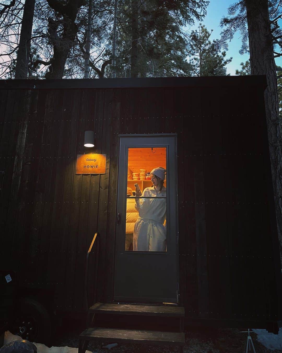 パフ・クオさんのインスタグラム写真 - (パフ・クオInstagram)「:  🏕️🪵🔥✨🐿️☃️ . . .  #getaway #cabin」1月26日 17時17分 - aohsuehfu