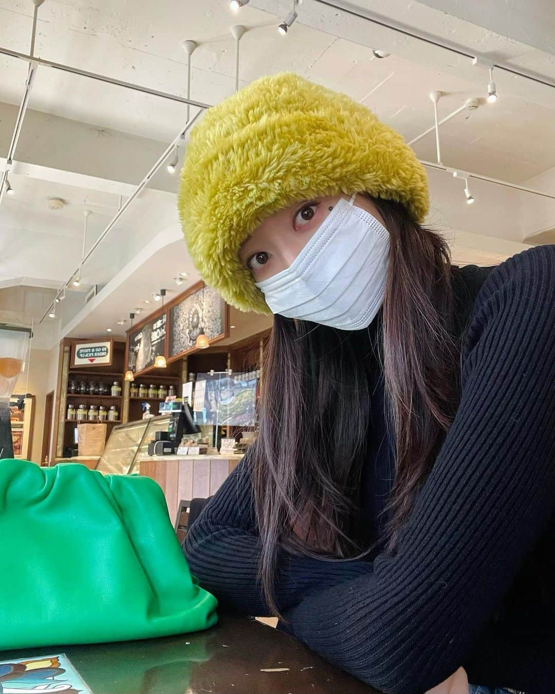 松島花さんのインスタグラム写真 - (松島花Instagram)「: しふく☕️💭💛💚 髪の毛の静電気がすごい🙄 : #ootd #outfit #hanaoutfit #花私服 #私服」1月26日 17時23分 - hana_matsushima_official