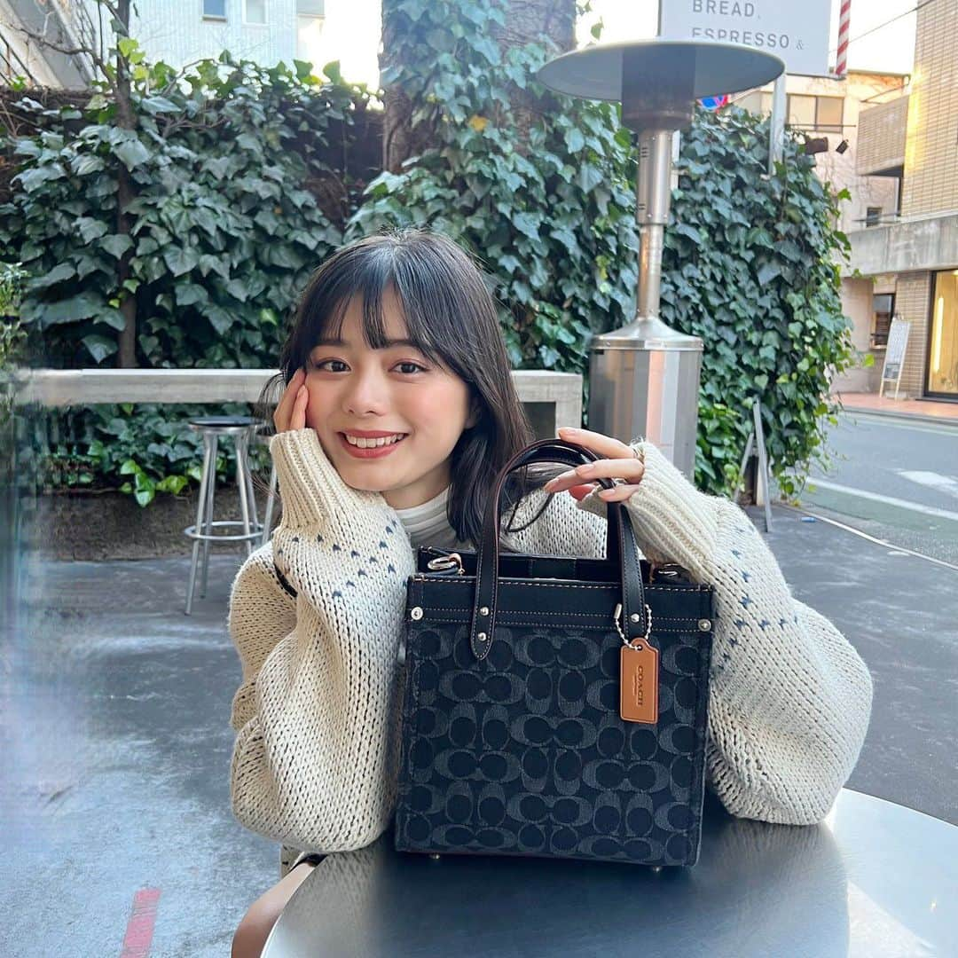 紺野彩夏さんのインスタグラム写真 - (紺野彩夏Instagram)「デニムのバッグはコーデのワンポイントになって、春に向けてぴったりでかわいい☺︎ #CoachJapan #CoachNY #コーチデニム」1月26日 18時02分 - ayaka_konno_official