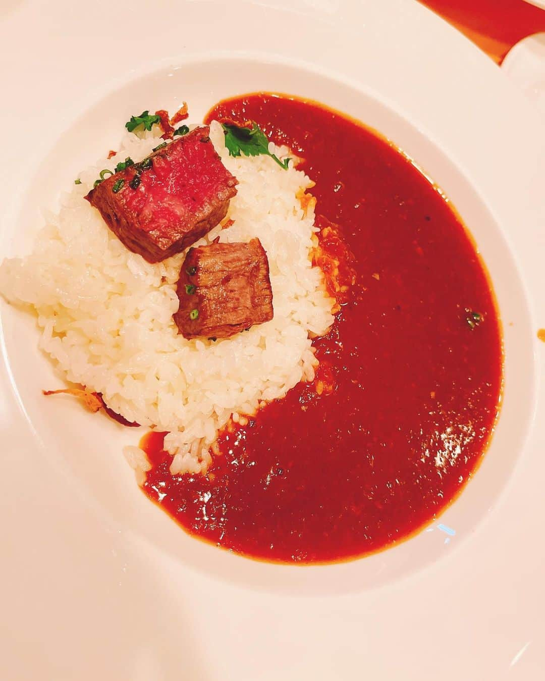 スザンヌさんのインスタグラム写真 - (スザンヌInstagram)「念願の @yoshokunomise_hashimoto の フォアグラサンド🥪とカレー🍛 ご褒美ランチ🤤しあわせでした🙏  デニムとピンクニットは（店内が明るくなっていいわねってお母さん褒めてくれた）は @adametrope  バッグは最近ゲットしたお気に入りの @giannichiarini_jp  サイズも柔らかさも使いやすくて◎  沢山入るしかばっと開いて使いやすい☺︎ めちゃくちゃ可愛くてすき🥰 ホワイトカラーのバック持ってなかったけど冬のコーデに合わせるのいいってなった！  銀座店でイニシャルを入れてもらえます👌 私もイニシャルSを刺繍してもらったので 更に愛着が湧く♡私のはマルチェッラのMサイズです🙆‍♀️  #giannichiarini #ジャンニキアリーニ」1月26日 18時28分 - suzanneeee1028