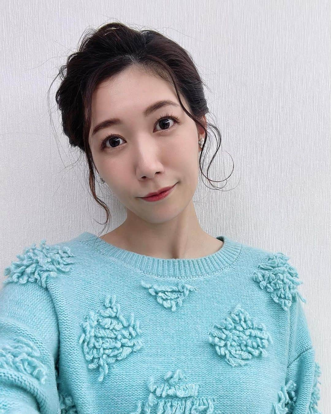 穂川果音さんのインスタグラム写真 - (穂川果音Instagram)「hair style  エルサ風アップヘアです😊  #hairstyle #hairarrange #アップヘア　#アベプラ　#abematv #アップスタイル　#イヤリング　#earrings   #穂川果音  #気象予報士　#下めアップ  #綺麗めアレンジ 　#まとめ髪　#お天気キャスター #前髪アレンジ　#エルサ風ヘア　#アナと雪の女王  #編み込みアレンジ　#weatherforecast」1月26日 18時43分 - hokawakanonn