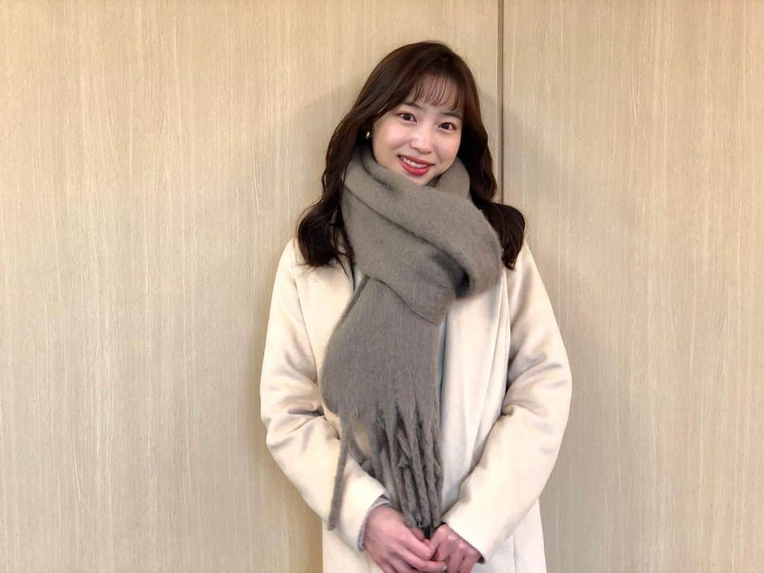 フジテレビ「めざましテレビ」さんのインスタグラム写真 - (フジテレビ「めざましテレビ」Instagram)「．  ファッション雑誌CanCamとコラボした お天気コーナー「きょう何着て行く？」 林佑香の毎日のコーデを紹介♪   １月２６日（木）　  【今日のコーデ】 ・コート→ @kobe_lettuce 　　4990円 ・ニット→ @collage.official 　2万4200円 ・スカート→ @swingle_official 　1万3200円 ・靴→ @dianashoespress 　　　　4万2350円 ・ストール→ @nostalgia_jp 　　2090円 ・イヤリング→ @abiste_official 　　　　5250円   【ポイント】 柔らかなたまご🥚イエローのコートが優しげな雰囲気🥰  ベージュやホワイトなど淡い色を組み合わせると よりかわいらしさがアップします❗️  ボリューミーなマフラー🧣で 冬☃️ならではのおしゃれも楽しんで😉      #めざましテレビ #きょう何着て行く？ #林佑香 #今日のコーデ #コーデ #CanCam #今日のファッション#ootd #きょう何着て行く？は月〜金朝6時22分ごろ放送📺  #ゆかちゃん #きれいめコーデ #きれいめカジュアル #大人コーデ #冬コーデ #オフィスカジュアル #上品コーデ #アナウンサー衣装」1月26日 19時16分 - mezamashi.tv