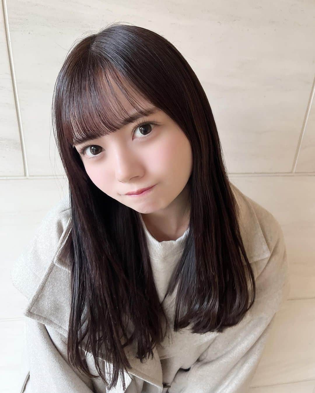 愛瀬ひなさんのインスタグラム写真 - (愛瀬ひなInstagram)「・ きみに依存中 ‪‪☺︎‬ ・ ・ ・ ・ ・ ・ ・    #黒髪ロング  #黒髪ぱっつん  #暗髪カラー #ウェーブ巻き  #ぱっつん前髪  #アイドル前髪  #彼女感  #彼氏目線  #アイドル  #アイドルヘア  #黒髪ストレート  #ストレートヘアアレンジ」1月26日 19時35分 - _hinakanzaki