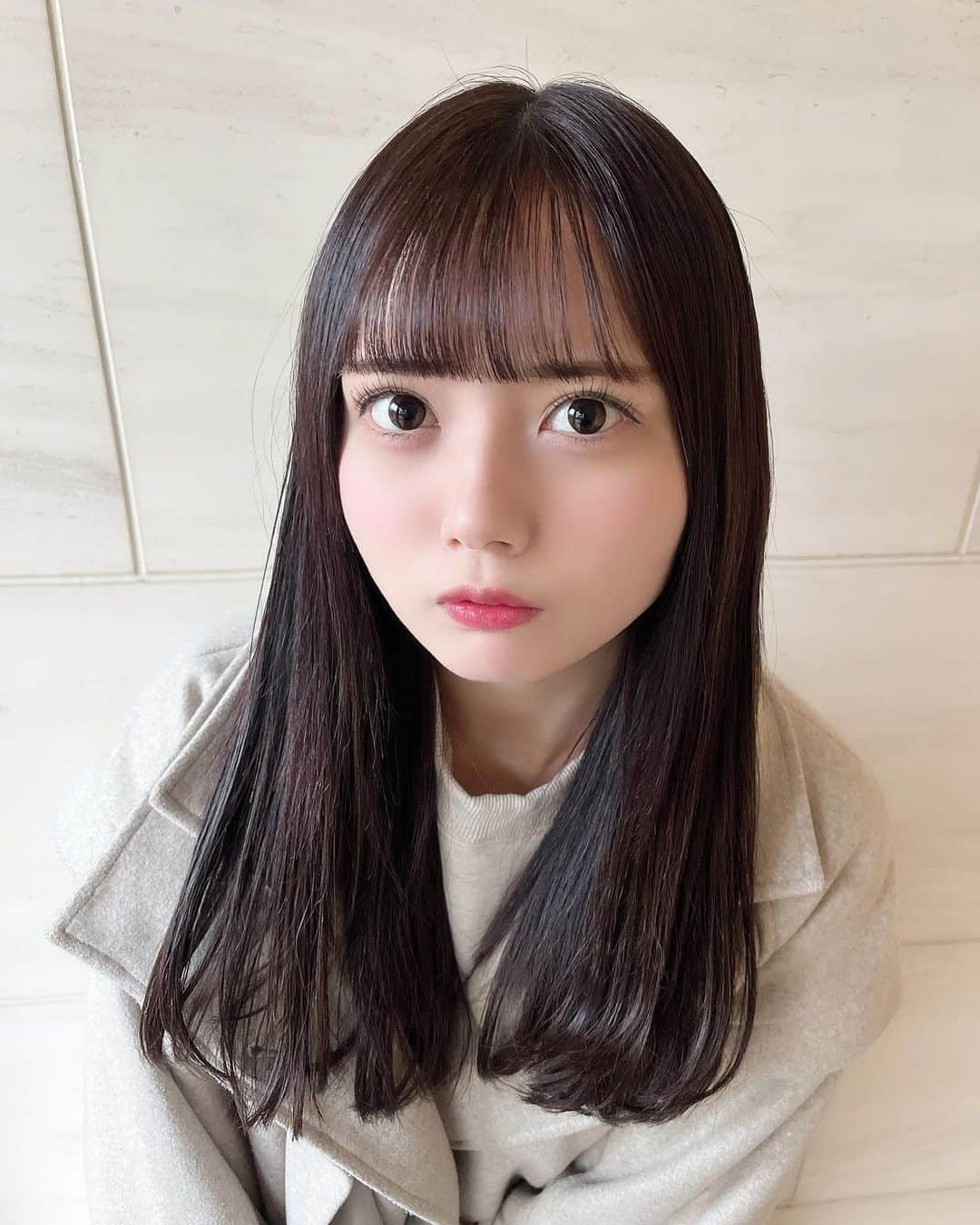 愛瀬ひなさんのインスタグラム写真 - (愛瀬ひなInstagram)「・ きみに依存中 ‪‪☺︎‬ ・ ・ ・ ・ ・ ・ ・    #黒髪ロング  #黒髪ぱっつん  #暗髪カラー #ウェーブ巻き  #ぱっつん前髪  #アイドル前髪  #彼女感  #彼氏目線  #アイドル  #アイドルヘア  #黒髪ストレート  #ストレートヘアアレンジ」1月26日 19時35分 - _hinakanzaki