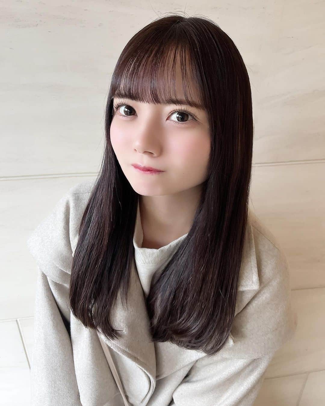 愛瀬ひなさんのインスタグラム写真 - (愛瀬ひなInstagram)「・ きみに依存中 ‪‪☺︎‬ ・ ・ ・ ・ ・ ・ ・    #黒髪ロング  #黒髪ぱっつん  #暗髪カラー #ウェーブ巻き  #ぱっつん前髪  #アイドル前髪  #彼女感  #彼氏目線  #アイドル  #アイドルヘア  #黒髪ストレート  #ストレートヘアアレンジ」1月26日 19時35分 - _hinakanzaki