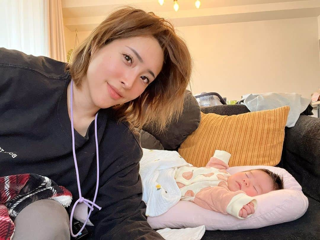 渋谷美穂さんのインスタグラム写真 - (渋谷美穂Instagram)「只今絶賛子育て奮闘中🤱🔥 けーちゃんが産まれてからまだ 44日しか経ってないことに違和感を感じる😳❗️ ⁡ あったかい飲み物をいただこう☕️と思った途端に 『ほぎゃ〜〜！』と泣いて、ひとしきりお世話が 終わるとだいたいぬるくなってます😂笑笑 ご飯はささっと食べれる丼ぶりスタイルが定番🍚 けーちゃんがぐっすり寝てる時は、 なんだか暇だな〜なんて感じる時もありますが😅w ⁡ 泣いてあやしてお世話して👼🏻 特に何かしているわけでもなく気がつくと 1日があっという間に過ぎ去ってます😂‼️笑笑　 ⁡ お母さんって大変なんだなぁ思いつつも🙄 こうやってたくさん抱っこしたり、 おっぱいあげたりお世話させてもらえるのも 長い人生で考えたら今だけなんだよな〜 と思うと…とっても尊くて🥹🥹✨ どんなに泣こうとも我が子は愛おしいです😭🎀 ⁡ 筋肉一色だった私の脳内も🧠 産まれた途端にちゃ〜んと順応してるからとても不思議😳 ⁡ 産まれる前は私に果たして子育てできるのだろうか？ と心配しておりましたが今は、 今しかできない子育てを存分に楽しめております🥹💓 ⁡ けーちゃんと共に母もゆっくり成長中🌱 ⁡ ⁡ #写真は日常すぎる素のショット #産前産後 #聖母マリアモードが加速中 #心が常に穏やかに☺️😳 ⁡⁡#授乳ゴムはいつも付けっぱなし  #妊娠#産後#産後ママ#経産婦#0歳児ママ #子育て#子育て奮闘中#第一子#ママトレ ⁡ #ボディメイク#コンテスト#筋トレ#筋肉#コンテスト#トレーニング#フィギュア#筋トレ女子#フィットネス#減量#腹筋#腹筋女子#abs#fitness#figure#ifbbpro」1月26日 19時49分 - miho_fitness