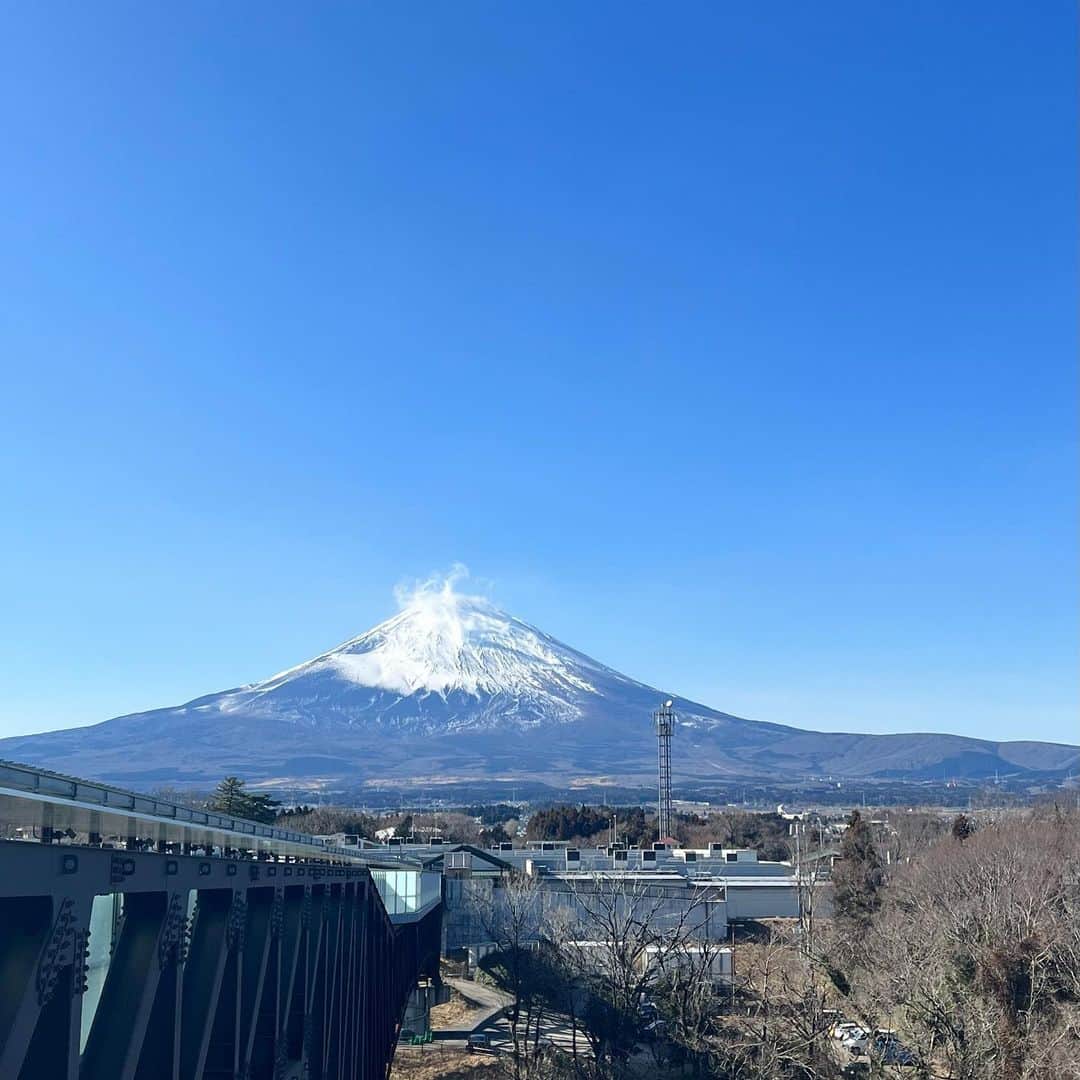 ひよんさんのインスタグラム写真 - (ひよんInstagram)「🛍🛍  アウトレット行ってきた❤️ 天気が最高で富士山きれいだったー🥺🗻✨ さわやかも食べれたし、オンマと一緒に過ごせたし良い日🤭💖  購入品、 #ひよんちゃんねる で紹介するね😆  #御殿場アウトレット #購入品紹介」1月26日 20時22分 - cchan_fee4
