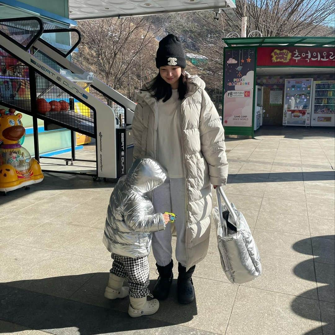 カン・ヘヨンさんのインスタグラム写真 - (カン・ヘヨンInstagram)「제작백 인증샷 마다 훈이 껴있는게 진짜 귀엽네욬ㅋㅋㅋㅋㅋㅋㅋ🖤🖤  와.. #이벤트 댓글 수 실화..???   훈이 재우고 온 틈에 거의 2,000개  가까이 되어가서 깜짝 놀랐어요  아니 2천개가 넘었네요..????‼️  2차 안했으면 서운할뻔했지 뭐예요??  1차때 구매하신 분들은 실물 보면 왜 비싼지 안다고 말씀하셔요   오히려 실물 퀄리티와 내부 구성에 비해 너무 저렴하다며 득템했다는 말씀까지!!!  맞아요 진짜예요..  단가만 10만원이 넘고 국내 제작에  퀄팅은 수작업이라 판매가 정말 저렴한거 맞아요..😅  누가 들어도 겐zi 나는 제작 실버 패딩백은  이름이 패딩이라서 그렇지  (우리가 패딩을 입는군 아니니까ㅋㅋㅋ)  생각보다 계절도 안타요  1차때 생각외로 두개 구매하신 분들이 많으시더라구요  더러워지면 세탁할 동안 번갈아가며 드시겠다며ㅎㅎ  근데 때 타도 티도 잘 안나고 세상 튼튼해서  저는 아직까지도 수선없이 잘 들고 다닌답니다.  저희가 만들었지만 이건 잘 만든것 같아요.  이렇게 힙한 #보부상백 없어서 만든건데  인기 많으니 뿌듯하네요🫶🏼」1月26日 20時47分 - mangdoo_noona