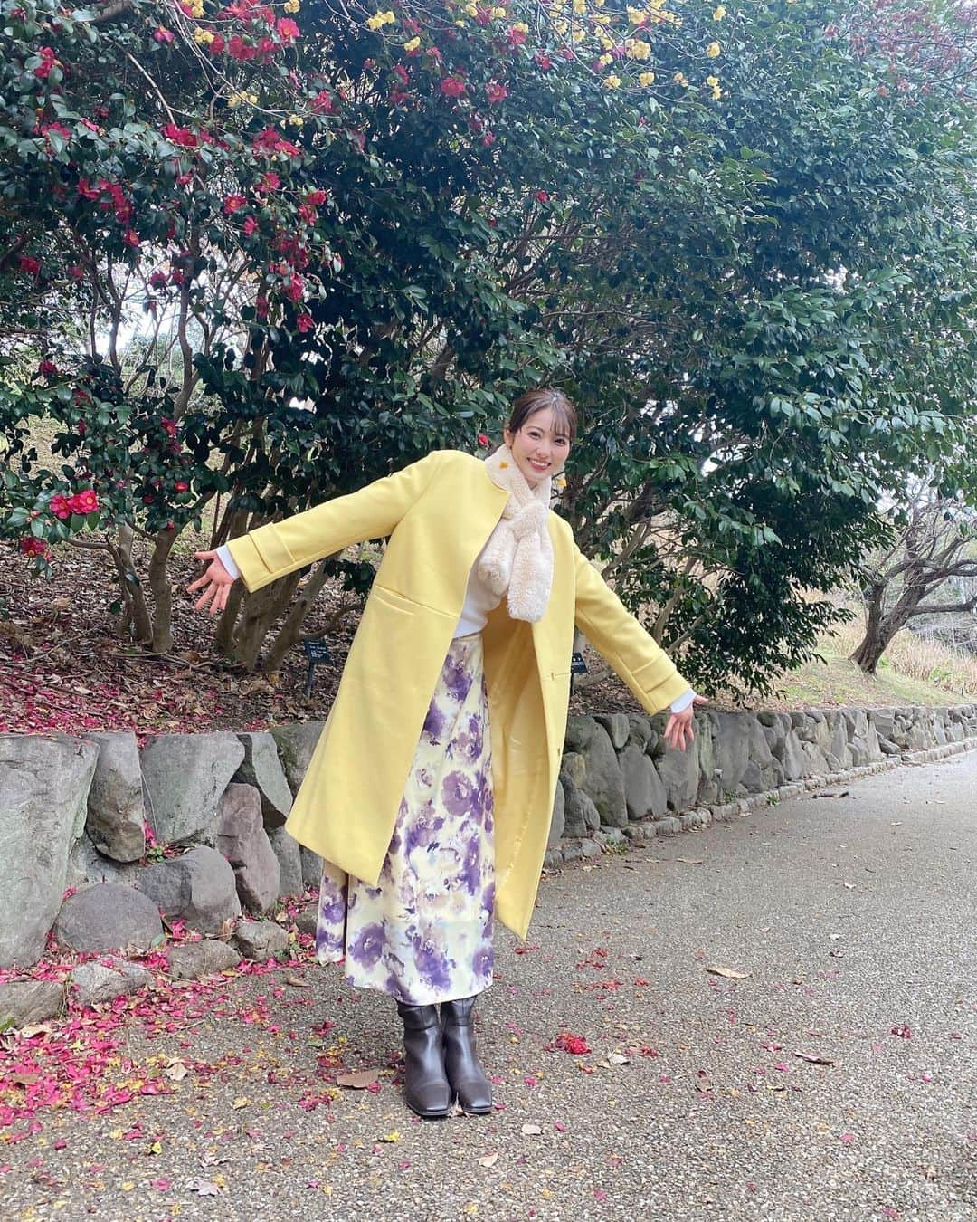 山下七子さんのインスタグラム写真 - (山下七子Instagram)「こんばんは！ 今日も雪がちらついたりと かなり冷え込みましたね〜🥶 皆さん1日お疲れ様でした✨✨  今朝は月に１度の出張のお天気コーナー🚗❄️ 今日は今週のふるさとwishのテーマが 「花あふれるふくおか」とうことで 福岡市中央区にある福岡市植物園からお伝えしました😊  花びらのように見えますが実は葉が変形したブーゲンビレア、ハイビスカスの仲間のウナヅキ ヒメフヨウ、色は黄色だけど形は梅の花にそっくりなソシンロウバイなどが今の時期見頃を迎えていますよ〜🌼🌸🌺  温室エリアや大花壇など植物園どこを歩いても可愛いらしいお花や鮮やかな緑に囲まれていました🌿💐🌵 朝から目が癒された〜✨👀  そんな素敵な福岡市植物園では 現在スタンプラリーを開催中！！ スタンプをゲットすると 豪華賞品が当たるかもしれませんっっ✊🏻✊🏻  今日はソシンロウバイのような鮮やかな淡いイエローコート、花柄スカート、本物のバラで作られたイヤリングで全身お花コーデです🌼  #アサデス#アサデスKBC#KBC#お天気お姉さん#福岡県#ふるさとwish#花wish#出張お天気#福岡市植物園#ソシンロウバイ#ブーゲンビリア #ウナヅキヒメフヨウ #冬コーデ#お花コーデ#イエローコート#花柄スカート」1月26日 20時53分 - yamashita_nanako