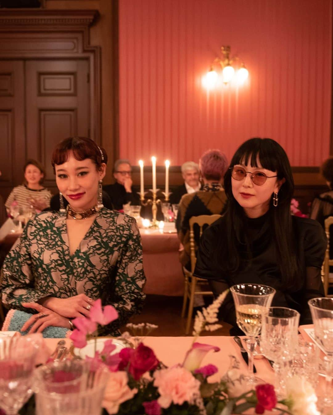 マドモアゼル・ユリアさんのインスタグラム写真 - (マドモアゼル・ユリアInstagram)「Beautiful night with @rogervivier and @gherardofelloni 🍽️🌸 Thank you for having me💖 I love when Gherardo sang “la vie ne rose” in Japanese!🌹🎌  先日のロジェヴィヴィエのディナーでは、ゲストの皆様と素敵なひと時を過ごさせて頂きました☺️✨ 長テーブルでのディナーって圧巻です🍽️ ゲラルドが、la vie en roseの美空ひばりバージョンを日本語で歌ってくれました🌹🫶🏻  #rogervivier #ロジェヴィヴィエ #lavieenrose」1月26日 21時13分 - mademoiselle_yulia