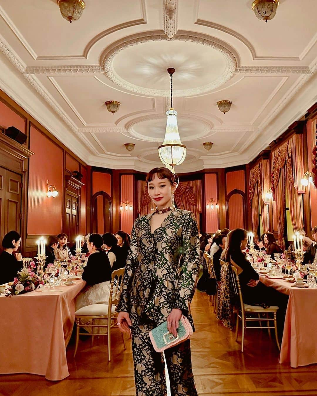 マドモアゼル・ユリアさんのインスタグラム写真 - (マドモアゼル・ユリアInstagram)「Beautiful night with @rogervivier and @gherardofelloni 🍽️🌸 Thank you for having me💖 I love when Gherardo sang “la vie ne rose” in Japanese!🌹🎌  先日のロジェヴィヴィエのディナーでは、ゲストの皆様と素敵なひと時を過ごさせて頂きました☺️✨ 長テーブルでのディナーって圧巻です🍽️ ゲラルドが、la vie en roseの美空ひばりバージョンを日本語で歌ってくれました🌹🫶🏻  #rogervivier #ロジェヴィヴィエ #lavieenrose」1月26日 21時13分 - mademoiselle_yulia