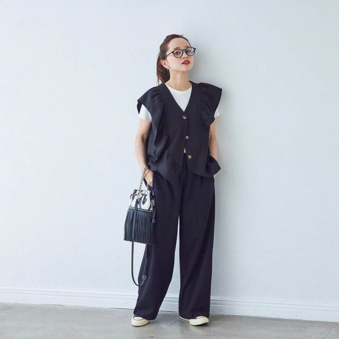 田中亜希子さんのインスタグラム写真 - (田中亜希子Instagram)「つづきまして。。。  このAラインフリルジレは二の腕の太さやたるみを気にしている私が、それでもノースリーブが着たい！を考えていい感じで隠せる具合いにこだわって製作したものです。インナーにTシャツなどをレイヤードすることも可能です。  すでに完売しているカラーはもしかしたらZOZOにあるかもしれないです☺︎  @kobe_lettuce 新作のコラボアイテムです♪  #小柄#小柄コーデ#おちびの輪#シンプルコーデ#モノトーンコーデ#モノトーン#低身長#低身長コーデ#プチプラ#プチプラコーデ」1月26日 21時43分 - akiico
