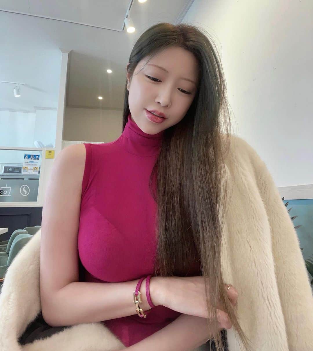 Choi Somiさんのインスタグラム写真 - (Choi SomiInstagram)「⠀⠀⠀⠀ #글랜더 #glander  이런 핑크 컬러는 처음 입어봐서 굉장히 어색하고 부끄러워하는 중🫦  베스트는 아니지만 나쁘지 않지?」1月26日 22時56分 - cxxsomi