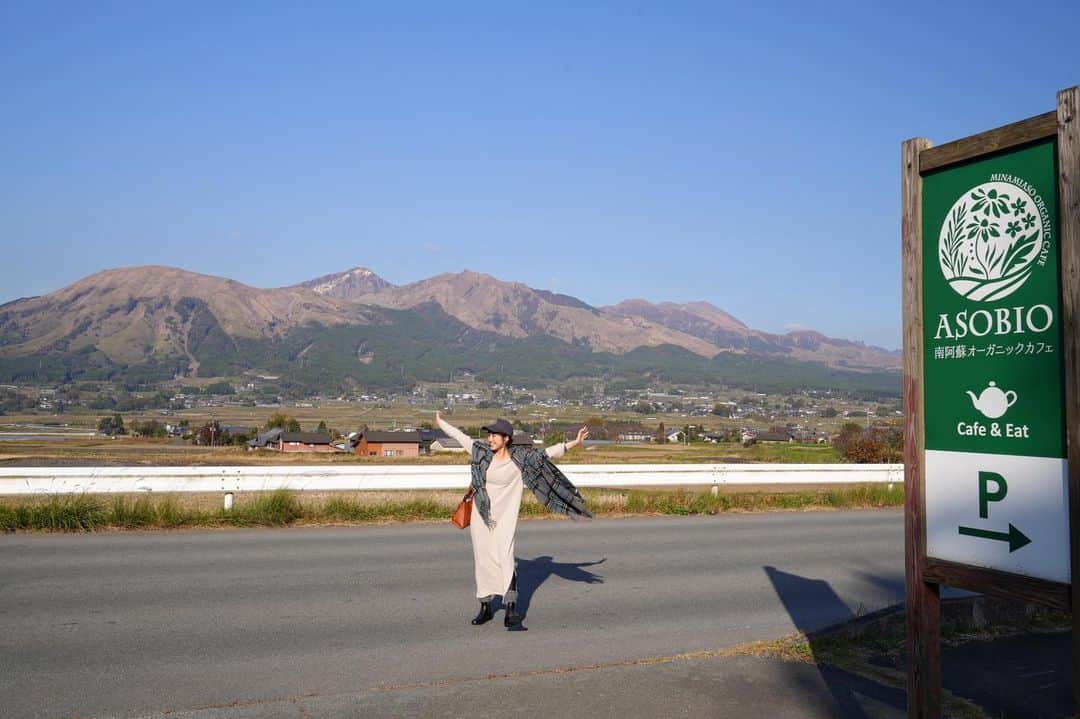 渡辺由布子さんのインスタグラム写真 - (渡辺由布子Instagram)「🚗  去年11月に訪れた熊本県南阿蘇。 空が広くて、山が凛々しくて、水と空気が美味しくて、人が温かい。  弾丸出張だったものの、ここ好きかも♡ と直感で思った。  まだ写真の整理が付かないうちに、来週また行くことに！  呼ばれた？ #引き寄せの法則   #ロードトリップ #道の駅 #あそ望の郷くぎの #猿回し #あか牛 #車窓 #南阿蘇オーガニックカフェ #オーガニックカフェ #古民家カフェ #熊本旅行 #organiccafe #organicfood #bio #roadtrip #japantravel #DiscoverJapan   🏷 道の駅 あそ望の郷くぎの 📍 @michinoekiasostagram  🥗 @minamiaso_organic (#asobio ) 🗾 #KUMAMOTO (#熊本 ) #ASO (#南阿蘇 ) 🌎 #🇯🇵 #JAPAN (#日本 )」1月27日 0時34分 - watanabe_yuko