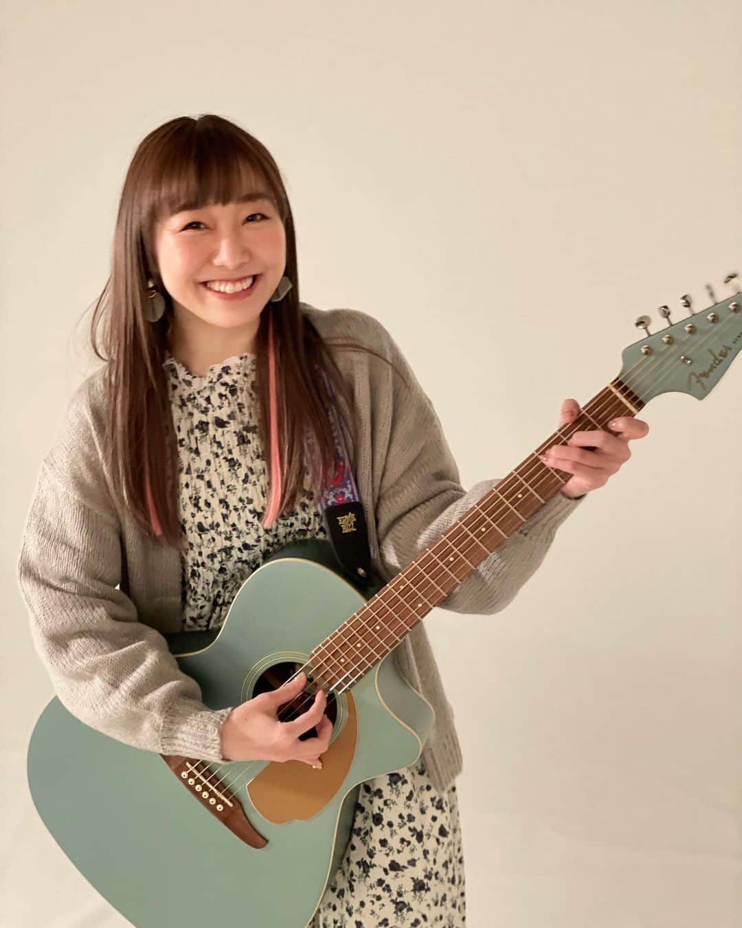 須田亜香里さんのインスタグラム写真 - (須田亜香里Instagram)「アスナル金山（ @asunalkanayama ）ビジュアルイメージキャラクター冬バージョンのオフショット❄️ マフラーもふもふだったり、自前のギター背負っていたり💙  ３枚目の動画のメイクの山田さん（ @hm.kanae.yamada ）との会話が須田の素すぎて笑えます。 完成した河原さんの（ @nanaekawahara ）作品の中では可愛いイラストの中で、バンドに挑戦できているところもお気に入り🎸」1月27日 0時44分 - akarisuda