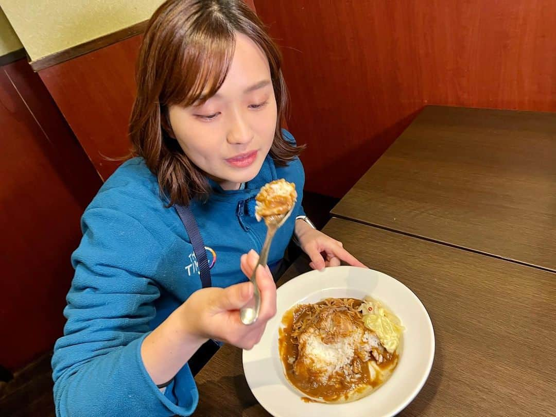 篠原梨菜さんのインスタグラム写真 - (篠原梨菜Instagram)「#朝5時の美味time 東京・新橋駅 居酒屋楽が気へ！ 朝8時まで営業。 淡路島スタウトポークカレー😋 淡路島名産・玉ねぎを丸々1つ使った甘み。辛さも選べます！ 黒ビールで煮込んだスタウトポークはホロホロほどける柔らかさ。深みとコクのある味わいにスプーンが止まらない！ #早朝グルメ #thetime_tbs #新橋グルメ  #新橋カレー #楽が気 #淡路島たまねぎ  #スタウトポーク  #tbs」1月27日 5時44分 - shinorinatbs