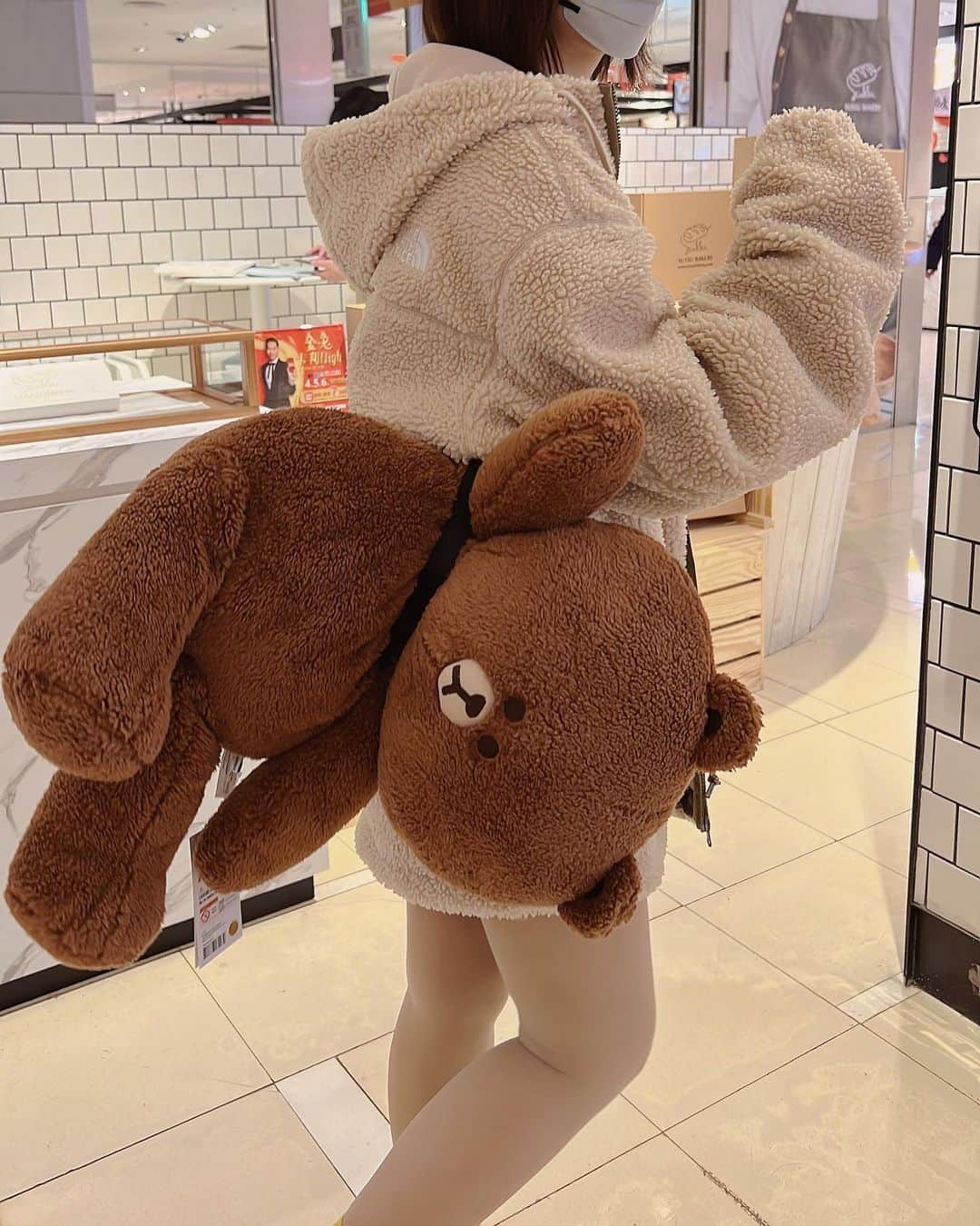 伊織もえさんのインスタグラム写真 - (伊織もえInstagram)「ブラウン🥰🧸🧸🧸🧸 デザインがすっごく可愛くて一目惚れすぎて沢山買ってしまった…🥰🥰 持って帰るの大変だー！  #台北101」1月27日 8時12分 - moe_five