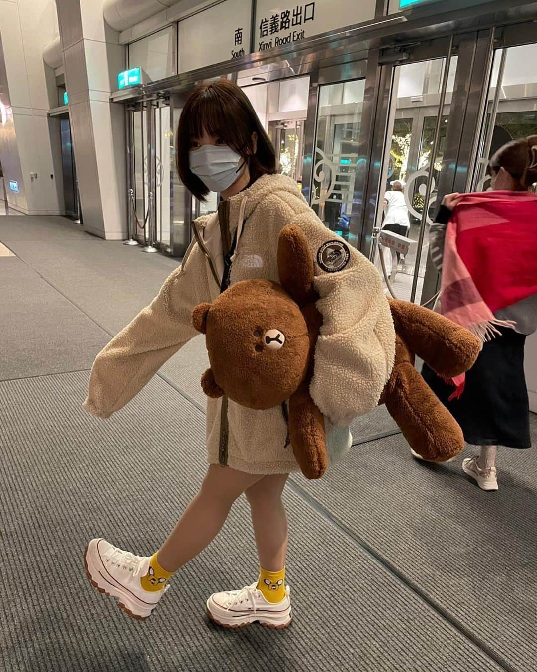 伊織もえさんのインスタグラム写真 - (伊織もえInstagram)「ブラウン🥰🧸🧸🧸🧸 デザインがすっごく可愛くて一目惚れすぎて沢山買ってしまった…🥰🥰 持って帰るの大変だー！  #台北101」1月27日 8時12分 - moe_five