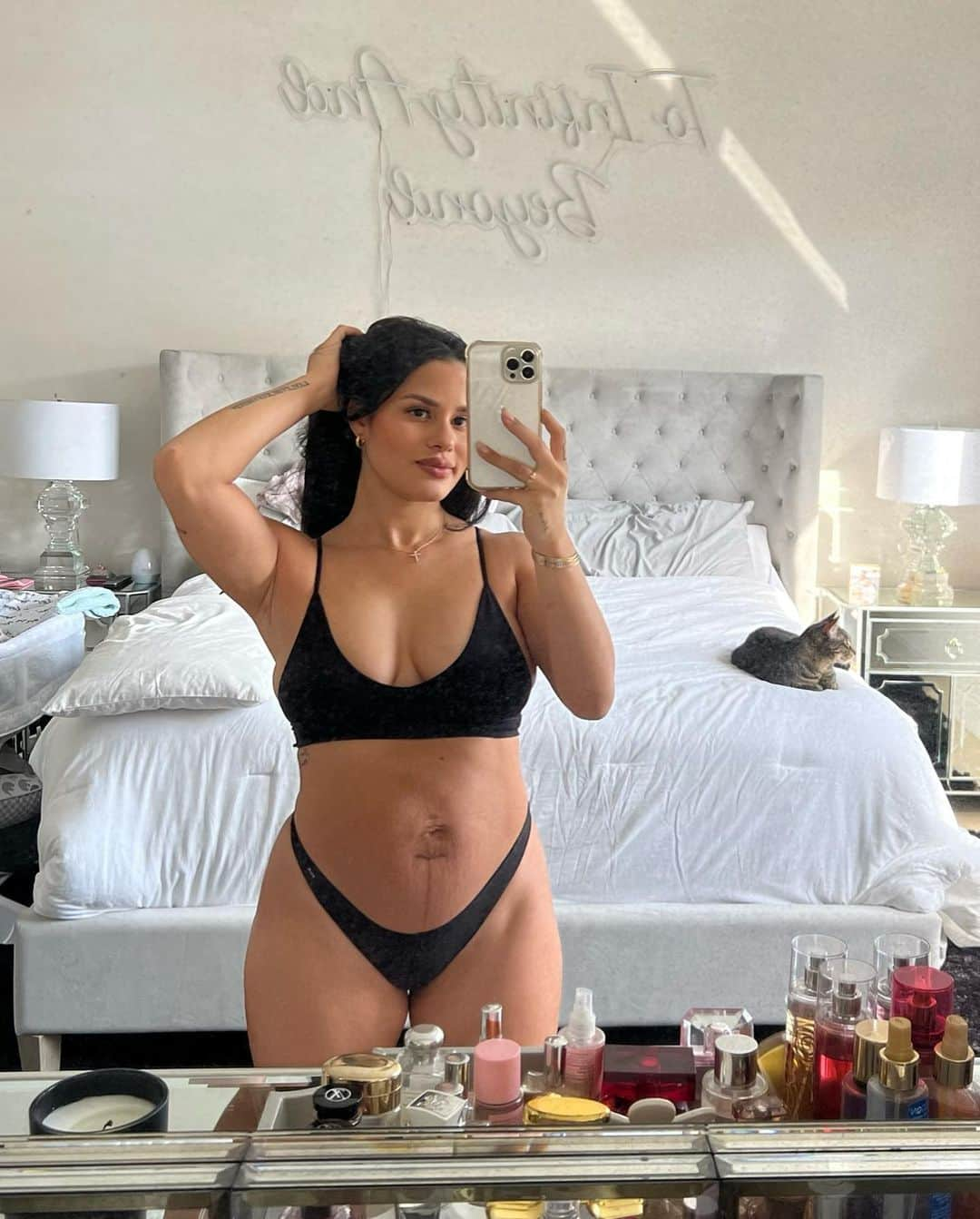 Katya Elise Henryさんのインスタグラム写真 - (Katya Elise HenryInstagram)「2 weeks postpartum today 🤱🏽 & just a few more weeks till I can finally start the @wbkfit postpartum program (coming soon)!」1月27日 9時07分 - katyaelisehenry