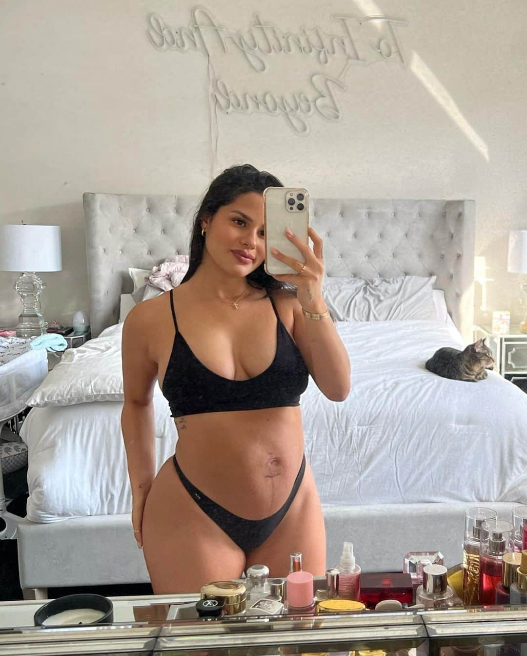 Katya Elise Henryさんのインスタグラム写真 - (Katya Elise HenryInstagram)「2 weeks postpartum today 🤱🏽 & just a few more weeks till I can finally start the @wbkfit postpartum program (coming soon)!」1月27日 9時07分 - katyaelisehenry