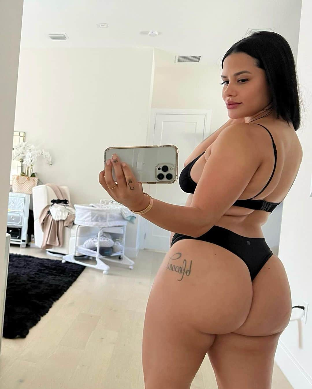 Katya Elise Henryさんのインスタグラム写真 - (Katya Elise HenryInstagram)「2 weeks postpartum today 🤱🏽 & just a few more weeks till I can finally start the @wbkfit postpartum program (coming soon)!」1月27日 9時07分 - katyaelisehenry