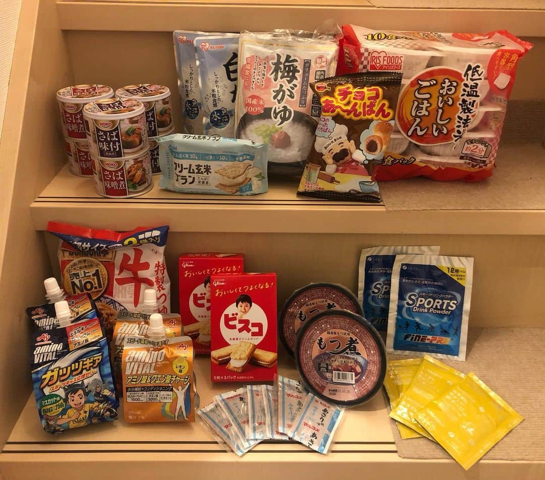 小野真弓さんのインスタグラム写真 - (小野真弓Instagram)「おはようございます☺️  自宅療養5日目🏠🐾  咳と微熱と怠さが少しあるものの、 喉の痛みも大分落ち着き〜  新しい症状としては、 胃腸が弱ってる感じかしら🤔 でも、大分元気です😆✨  あともう少しかにゃー(о´∀`о)  宅食サービスを申し込み、 物資が届きました🎁 ハルちりん 早速物色🐏🐼  もうしばし、自宅に篭りまする。  お外からの日差しが眩しい🌞✨ 良い一日をお過ごしください😆  #コロナ日記」1月27日 9時45分 - hanaharuaroi