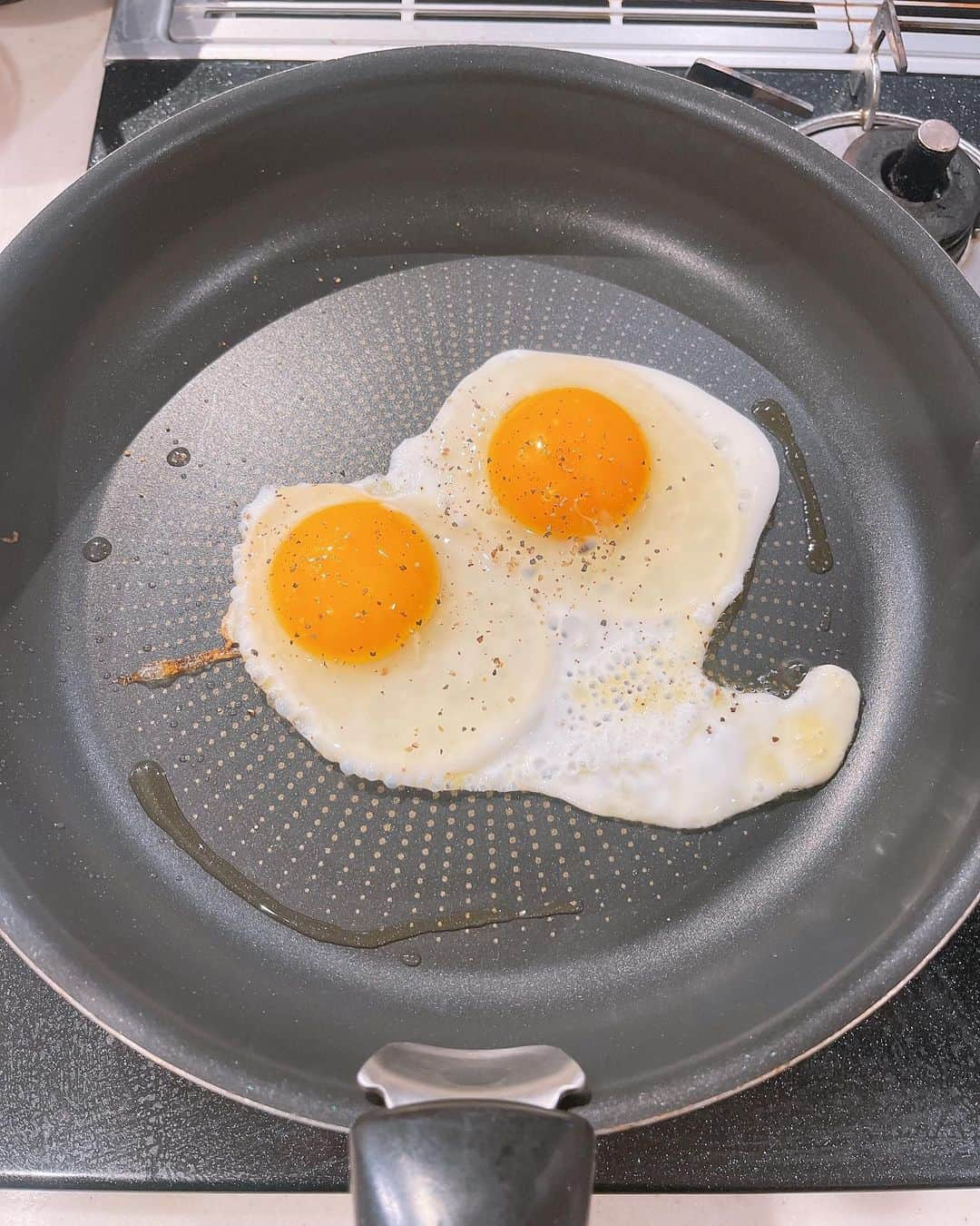 みきママさんのインスタグラム写真 - (みきママInstagram)「【置きランチです！！】  今日は受験生のはる兄にお昼ご飯を作って置いて、私は大学でテストです❗️  ランチは栄養満点ガパオ炒めにしよう😄😄😄残り野菜＋厚揚げ＋豚小間肉＋バジル＋醤油＋はちみつ（砂糖）でめちゃうまです✨✨✨  そしたら、はる兄「何作ってんの？」ってさ。もう起きたの❓まだ6時だよ❓  そしたら、はる兄「まだ寝てない」ってさ。  私「アホー‼️睡眠も受験勉強だぞ。」←大事と言う意味です。  はる兄「うるせーな。」ってさ。  はる兄、残り1ヶ月、駆け抜けろー‼️  #みきママ　#ガパオ炒め　#受験生 #ランチ」1月27日 11時18分 - mikimama_official