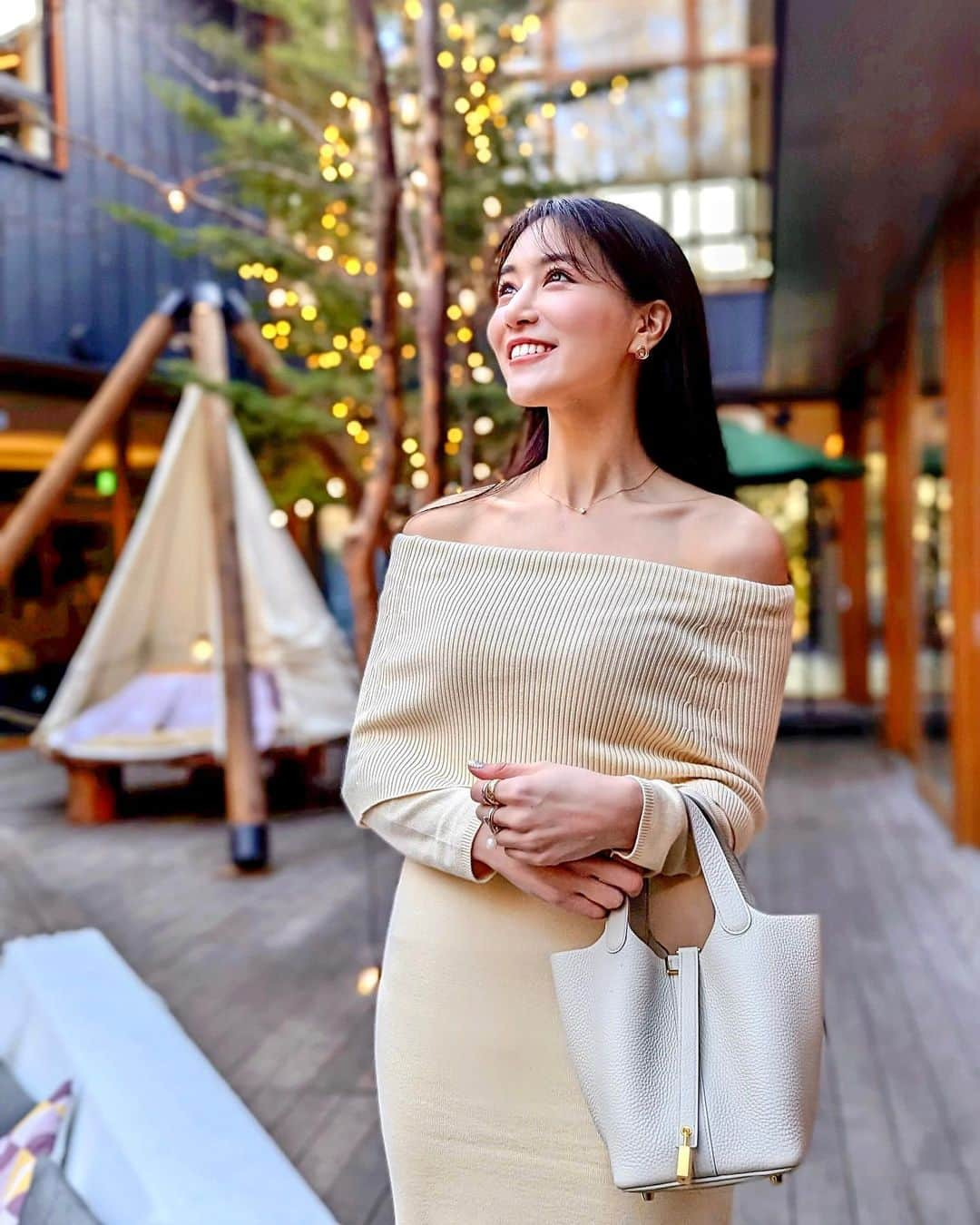 石井里奈さんのインスタグラム写真 - (石井里奈Instagram)「冬のモテコーデ👗 スケートの時に下に着ていたのは @libjoie の新作のニットワンピース🫶✨デコルテもボディラインも綺麗にみえるの💕スリットがサイドに入ってるので動きやすいよ🫶 . そしてデコルテといえば、 @rinda__official のデコルテ＆バストケアクリームが発売されました👏ようやく私の手元にも商品が届いて早速ケアはじめてます！自分がこんな香りでこんな成分が入っててかつラメ感だけでボディ綺麗に見えたら良いなと思って作ったもの🫶 撮影の時とか肌綺麗に見せたい時ボディクリーム塗ってもらうことが多いのだけど、実際それにパールとかラメとか入っててブライダルやこんなワンピースの時に肌綺麗に見せてくれたら良いなと思って💕 今度使用動画しっかり撮ってまた載せるね🫶 . #rinda #rinda_bc #libjoie #beb5軽井沢 #軽井沢 #白コーデ #ニットワンピース #モテコーデ #デコルテ #バストケア #オフショル」1月27日 11時56分 - ri7tin1025