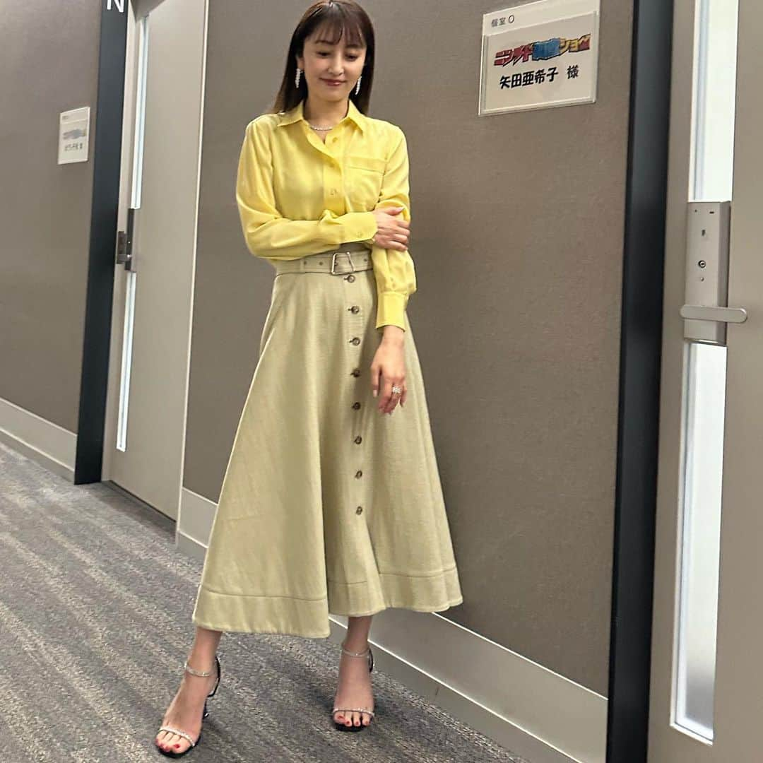 矢田亜希子さんのインスタグラム写真 - (矢田亜希子Instagram)「昨日放送されましたニンチド調査ショーでの衣装です☆ とてもとても豪華なジュエリーを身に付けさせていただきまして緊張いたしました。惚れ惚れ💎美しすぎました💎🥱 ブラウス・スカート @akrisofficial ジュエリー @mauboussin_japan サンダル @sergiorossi #ニンチド調査ショー #テレビ朝日」1月27日 12時53分 - akiko_yada