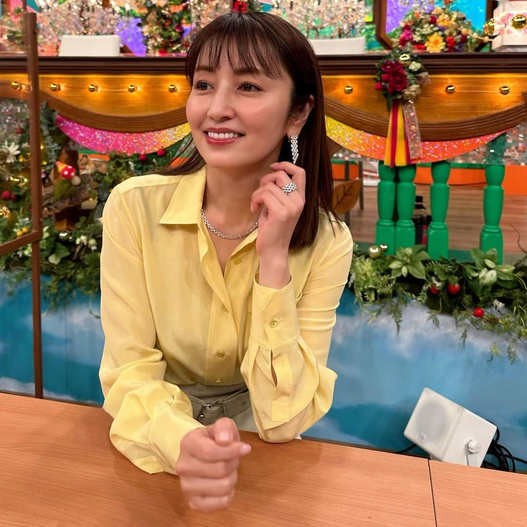 矢田亜希子さんのインスタグラム写真 - (矢田亜希子Instagram)「昨日放送されましたニンチド調査ショーでの衣装です☆ とてもとても豪華なジュエリーを身に付けさせていただきまして緊張いたしました。惚れ惚れ💎美しすぎました💎🥱 ブラウス・スカート @akrisofficial ジュエリー @mauboussin_japan サンダル @sergiorossi #ニンチド調査ショー #テレビ朝日」1月27日 12時53分 - akiko_yada