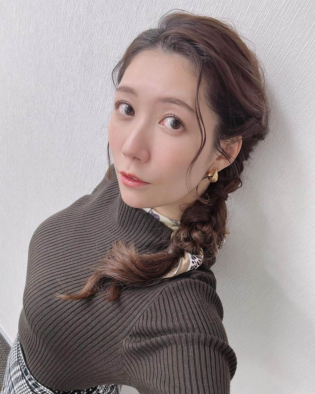 穂川果音さんのインスタグラム写真 - (穂川果音Instagram)「hair style  サイド編み下ろしヘアです😊  #hairstyle #hairarrange #編み下ろしヘア　#編み下ろしスタイル　#編み下ろしアレンジ　#アベプラ　#abema #穂川果音 #気象予報士　#weatherforecast #気象キャスター　#セントフォース　#サイド編み下ろしヘア　#サイド編み下ろし　#サイド寄せアレンジ」1月27日 14時27分 - hokawakanonn