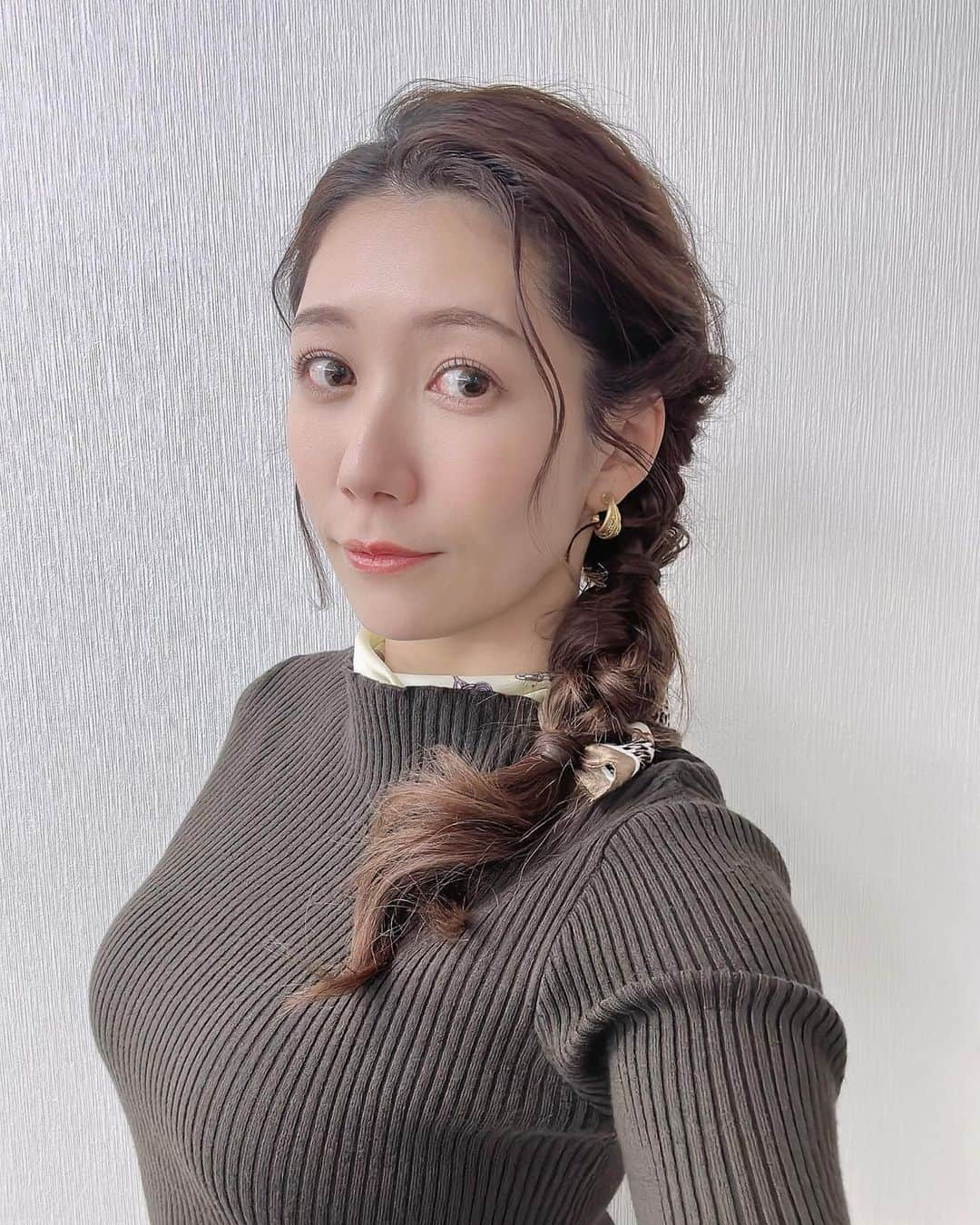 穂川果音さんのインスタグラム写真 - (穂川果音Instagram)「hair style  サイド編み下ろしヘアです😊  #hairstyle #hairarrange #編み下ろしヘア　#編み下ろしスタイル　#編み下ろしアレンジ　#アベプラ　#abema #穂川果音 #気象予報士　#weatherforecast #気象キャスター　#セントフォース　#サイド編み下ろしヘア　#サイド編み下ろし　#サイド寄せアレンジ」1月27日 14時27分 - hokawakanonn