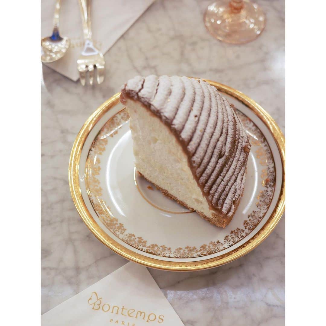 石井美保さんのインスタグラム写真 - (石井美保Instagram)「Parisで1番好きなパティスリー @bontempsparis 。素材のクオリティと手作りの温かみを大切にしたケーキやクッキーが本当に美味しくて🥹 生クリームあんまり得意じゃないのですが、ここのは好き。 店舗が可愛いので、5年前大人美論の撮影でも使わせて頂いたのでですが、帰り際に顔を見るなりオーナーさんが覚えててくれて。モンブランも美味しいから食べていってと🌰Merci😋❤️ サロンドテはマレ地区にあるのですが、テイクアウトのみのお店がもう1店舗openしたそうです。 ご家族で経営されていて、この作りたてならではの味のクオリティを守る為に、必要以上には店舗を増やさないとおっしゃっていて。そこも共感しかなかったです。#mihoishii_paris」1月27日 15時49分 - miho_ishii