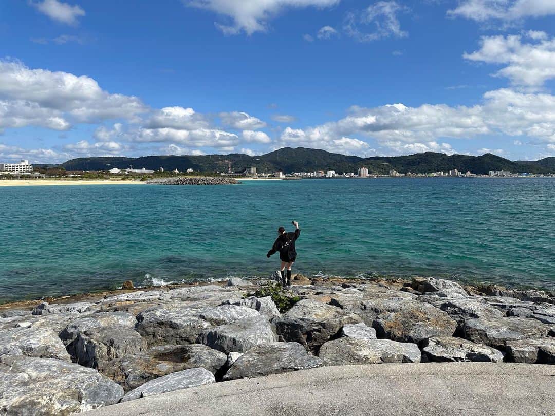 高城れにさんのインスタグラム写真 - (高城れにInstagram)「💜「ねーねー見て！海ぶどういっぱいある」 マネさん「どれどれ…これコケだよ🤫」  って会話してる。笑  #沖縄観光 #海ぶどう」1月27日 17時15分 - takagireni_official