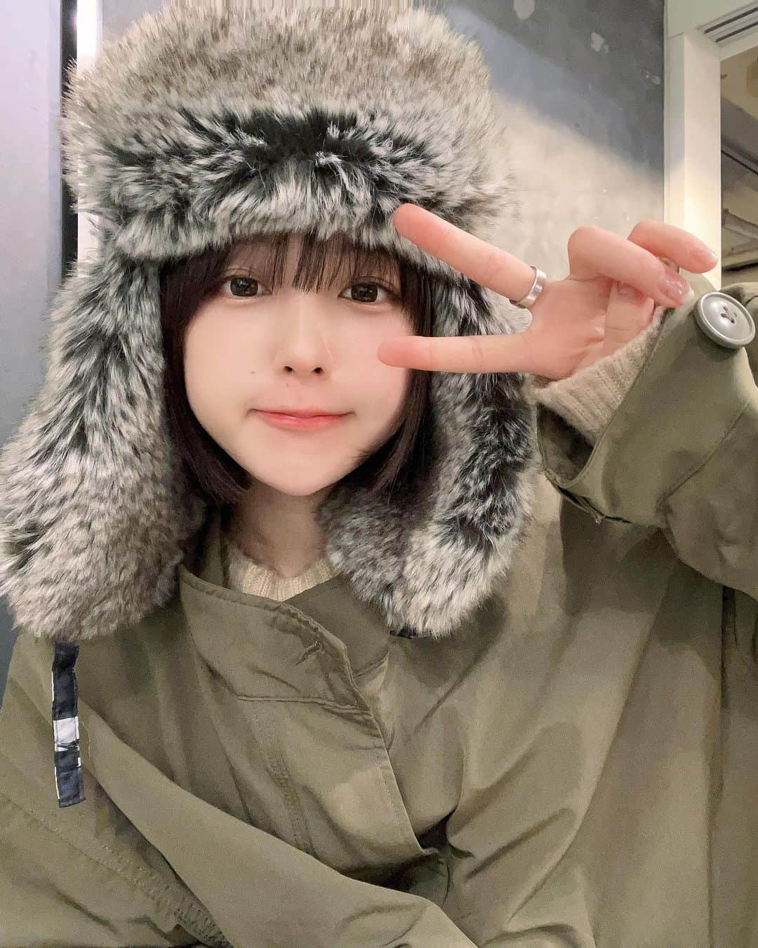 なえなのさんのインスタグラム写真 - (なえなのInstagram)「大寒波えぐ〜だったね🥶 みんな風邪ひいてない大丈夫？  今日はロケだったんだけど 通りかかったお肉屋さんのメンチカツを食べた^^ 寒いところで食べるあったかいものって余計美味しく感じるだね  昨日ははやみんのところで トリートメントしてもらった👍 ｻﾗｻﾗ〜ｱﾘｶﾞﾄ〜👍」1月27日 17時23分 - naenano0114