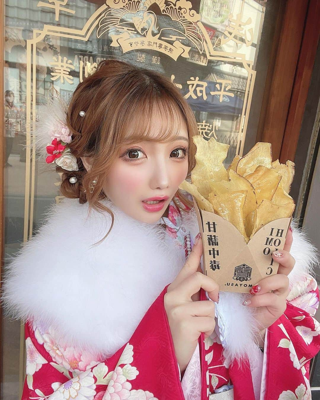 まゆぴちゅーさんのインスタグラム写真 - (まゆぴちゅーInstagram)「浅草食べ歩きグルメ🍡🧀❤︎  浅草っていろんな食べ歩きグルメあるから いいよねぇぇ〜っ👶🏻🤍🤍🤍ちゅき。  今回、  ・のび〜〜るメンチカツ ・うなな ・おさつチップ(塩バター) ・蛸せん  をシェアして食べてたんだけど、 どれもめーちゃおいしい！大当たり！！  おとといリールで のび〜るメンチカツの動画載せてたの みてくれた？🙈❤️❤️笑笑  他にも抹茶のクレープとかシュークリーム とかメロンパンとか食べたいのが たくさんあったわ浅草。。。🥺🥺🧡🧡  みんなは食べ歩きとか好きぃ〜？？😍 . . . #浅草グルメ #浅草食べ歩き #浅草ランチ #浅草カフェ #浅草デート #浅草着物レンタル #着物レンタル #着物ヘア #着物レンタル #着物女子 #着物デート #着物ヘアアレンジ #アップヘア #うなな #チーズメンチカツ #おさつチップ #たこせん #ビジョビ @b_b_j.j」1月27日 18時06分 - mayu_03pichu