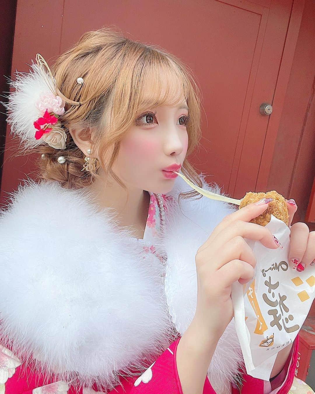 まゆぴちゅーさんのインスタグラム写真 - (まゆぴちゅーInstagram)「浅草食べ歩きグルメ🍡🧀❤︎  浅草っていろんな食べ歩きグルメあるから いいよねぇぇ〜っ👶🏻🤍🤍🤍ちゅき。  今回、  ・のび〜〜るメンチカツ ・うなな ・おさつチップ(塩バター) ・蛸せん  をシェアして食べてたんだけど、 どれもめーちゃおいしい！大当たり！！  おとといリールで のび〜るメンチカツの動画載せてたの みてくれた？🙈❤️❤️笑笑  他にも抹茶のクレープとかシュークリーム とかメロンパンとか食べたいのが たくさんあったわ浅草。。。🥺🥺🧡🧡  みんなは食べ歩きとか好きぃ〜？？😍 . . . #浅草グルメ #浅草食べ歩き #浅草ランチ #浅草カフェ #浅草デート #浅草着物レンタル #着物レンタル #着物ヘア #着物レンタル #着物女子 #着物デート #着物ヘアアレンジ #アップヘア #うなな #チーズメンチカツ #おさつチップ #たこせん #ビジョビ @b_b_j.j」1月27日 18時06分 - mayu_03pichu