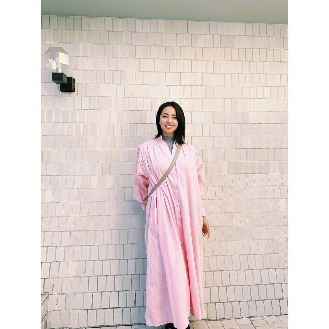 水崎綾女さんのインスタグラム写真 - (水崎綾女Instagram)「今年の私のラッキーカラーは ピンクと黄緑でっす。  いつもはチョイスしないピンクのワンピースを選んでみたよ❤︎  @akte_official  のお洋服は ワンピースもスカートもほぼポケットがついてるので本当に助かる。 可愛いだけじゃなくて機能的で好きすぎる。  @satoconaka さん いつもありがとうございます☺️💕  #akte #アクテ #ワンピース #dress #👗」1月27日 18時23分 - misakiayame