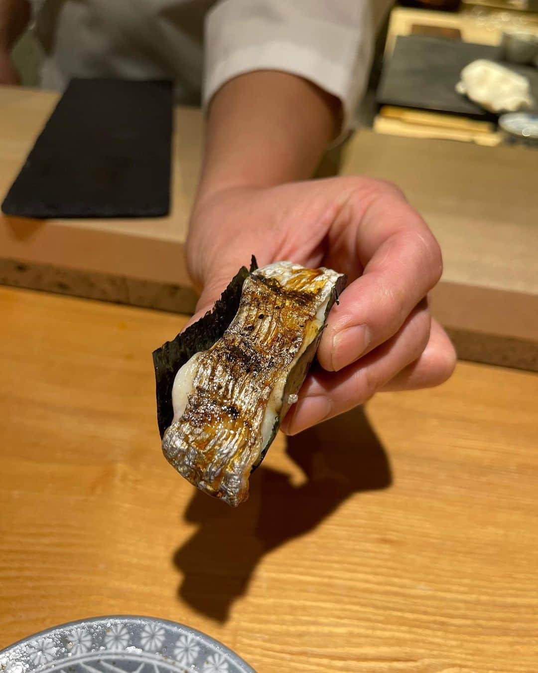 ゆうめろさんのインスタグラム写真 - (ゆうめろInstagram)「どんちゃんのお誕生日お祝いで、 恵比寿にある @ebisu.sushi_fuji に行ってきたよ🍣✨ ・ 恵比寿 鮨 藤 コース🍣 1.先付・先付け2種 ・お造り2種 ・焼き物 ・蒸し物 ・揚げ物 ・強肴 ・酢の物 ・握り8貫 巻物 卵焼き ・味噌汁  目の前で炭火でタチウオを焼いてくれたり、 お魚がどれも新鮮で口の中で蕩けた🥰🤍 すごく美味しかった〜！ご馳走様でした🤤 ・ どんちゃんの誕生日ケーキ出てきた時に、 周りのお客さんも一緒に歌ってくれた🎶 どんちゃんのリアバお祝い出来て良かった〜🌹✨ 素敵な一年にしてね𓂃🎀𓈒𓏸 ・ PR @ebisu.sushi_fuji #恵比寿ディナー #恵比寿デート #広尾グルメ #代官山グルメ #中目黒グルメ #白金グルメ #恵比寿鮨藤 #恵比寿グルメ」1月27日 18時28分 - yk.o0