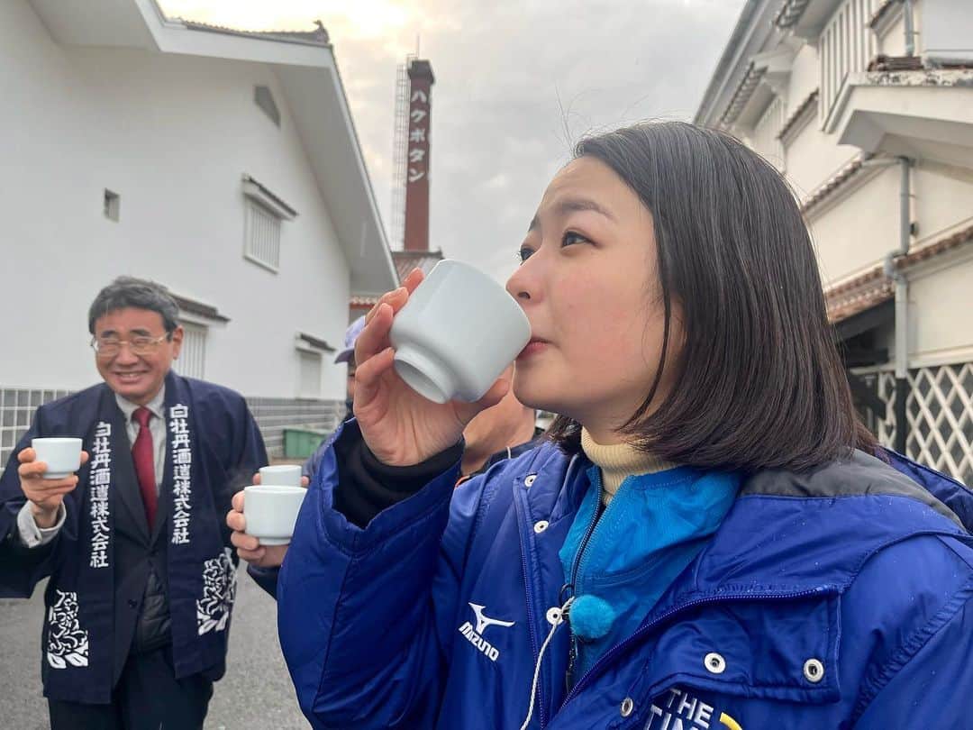 渕上沙紀さんのインスタグラム写真 - (渕上沙紀Instagram)「【THETIME中継】 今日は広島県最古の酒蔵、白牡丹から中継でした🍶 日本酒は空気が綺麗な寒い朝に仕込むのがいいらしく、朝5時から仕込みを始めるみなさん。 美味しい日本酒を造るために頑張るみなさんの姿を見て、本当に尊敬しました😌 そして中継後にいただいた白牡丹が、冷えた身体に染み渡りました〜✨ ご覧いただきありがとうございました🍶🍶 #thetime#白牡丹#日本酒#寒仕込み」1月27日 19時08分 - saki_fuchigami