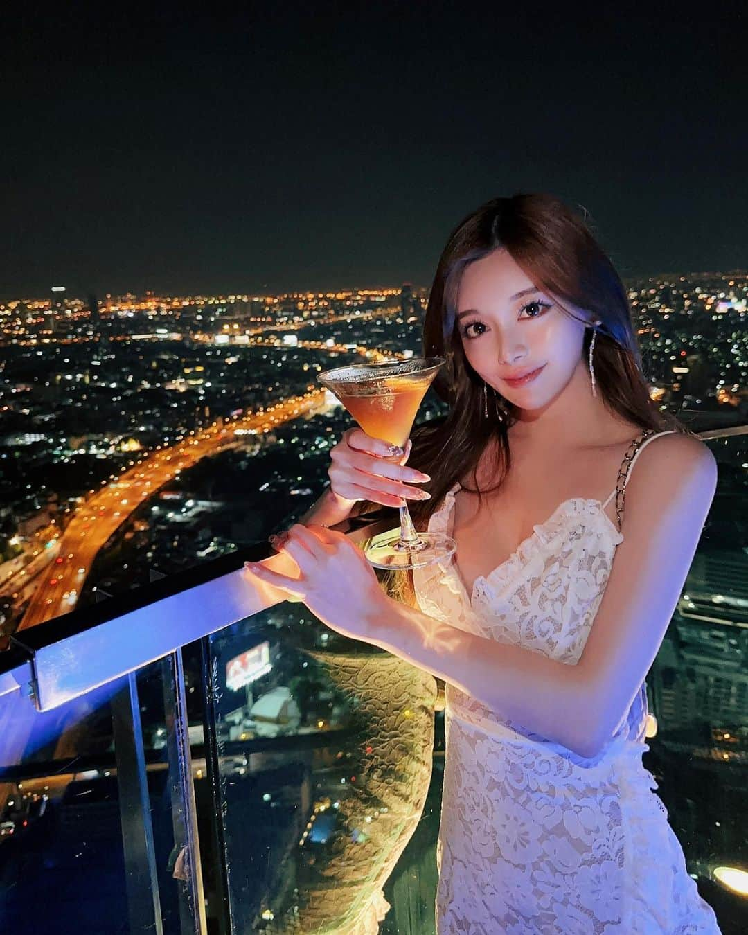 小川ももえさんのインスタグラム写真 - (小川ももえInstagram)「バンコクのスカイバー🌃🍸 lebua at state というホテルの63階にあって、すごく綺麗だった💓  hangoverという映画に出てくる場所だとか💭  #skybar#lebuastatetower#bar#thailand#bangkok#タイランド#バンコク#タイ旅行」1月27日 19時10分 - momoe_0406