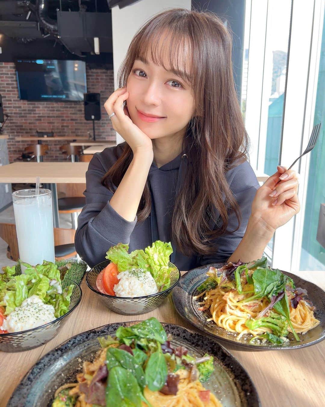 みき みーやんさんのインスタグラム写真 - (みき みーやんInstagram)「この日は三ノ宮をぶらぶら🤤❤ お買い物してお腹減ってきたので 生田神社の近くにあるスポーツバー＆カフェに🚶‍♀️ @sportscafe_bar_stadium  . . ここはペペロンチーノとカルボナーラを融合させた 『ぺぺたま』が推しメニューらしく早速注文🍝🥚 . ガツンとニンニク🧄と香ばしいベーコン🥓 ボリュームも満点だから男性でも大満足ランチかも？🤤 . フォンダンショコラの中からは とろーりチョコが流れ出てくるから 動画映え間違いなし🙆‍♀️💕 結構甘々だったので甘党さん集まれー❤ . . スポーツ好きな方にもおすすめ⚽️🏉⚾️ . #STADIUM #PR #カフェバー #三ノ宮カフェ #三ノ宮グルメ #ダイニングバー #cafebar#三宮グルメ#神戸グルメ#グルメ女子#ロングヘア#ゆる巻き#コテ巻き#自然光#japanesegirl#smile #ぺぺたま」1月27日 20時47分 - mi_yan0101