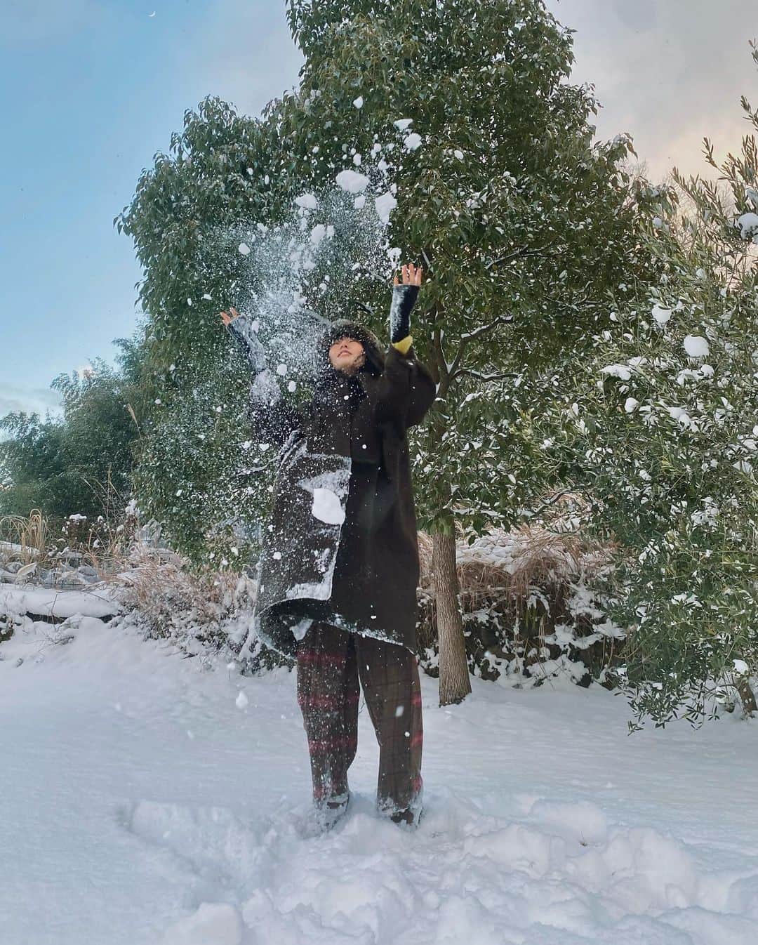中川可菜さんのインスタグラム写真 - (中川可菜Instagram)「最強寒波に負けないゾ。コーデ✌️🐻🐾  撮影終わってから、自分の上だけに雪を降らしてみた☃️  右目のまつげの上に雪が積もって、 ウインクしているみたいになっちゃった🫠  ㅤ このブラウンのステンカラーコートは 色味もシルエットも可愛くてお気に入り🧥🫶  コートのおかげでブラウンコーデにハマり中〜  この日はピスタチオカラーとブラウンの組み合わせ💚🤎  ㅤ #可菜clothes 🏷 🟤 @ray_beams_official 🟤 @manana_suerte  🟢 @nanouniverse_official  🟤 @rosebud_official_  🟤 @ugg @uggjapan」1月27日 21時15分 - nakagawa_kana