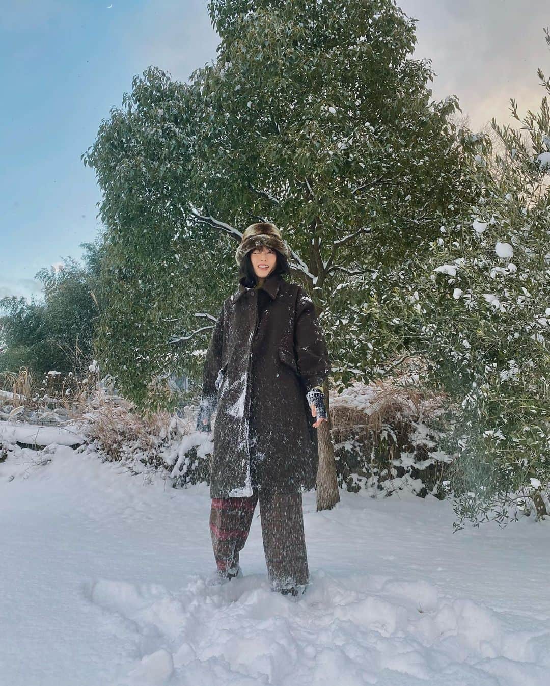 中川可菜さんのインスタグラム写真 - (中川可菜Instagram)「最強寒波に負けないゾ。コーデ✌️🐻🐾  撮影終わってから、自分の上だけに雪を降らしてみた☃️  右目のまつげの上に雪が積もって、 ウインクしているみたいになっちゃった🫠  ㅤ このブラウンのステンカラーコートは 色味もシルエットも可愛くてお気に入り🧥🫶  コートのおかげでブラウンコーデにハマり中〜  この日はピスタチオカラーとブラウンの組み合わせ💚🤎  ㅤ #可菜clothes 🏷 🟤 @ray_beams_official 🟤 @manana_suerte  🟢 @nanouniverse_official  🟤 @rosebud_official_  🟤 @ugg @uggjapan」1月27日 21時15分 - nakagawa_kana